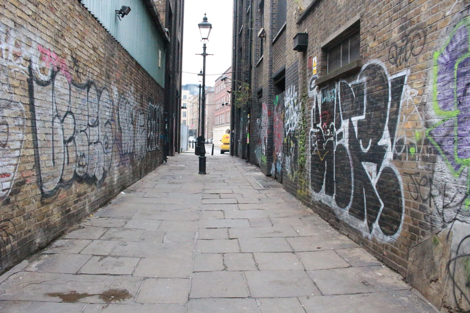 Canon EOS 100D (EOS Rebel SL1 / EOS Kiss X7) sample photo. Alley, brick, walls, graffiti photography