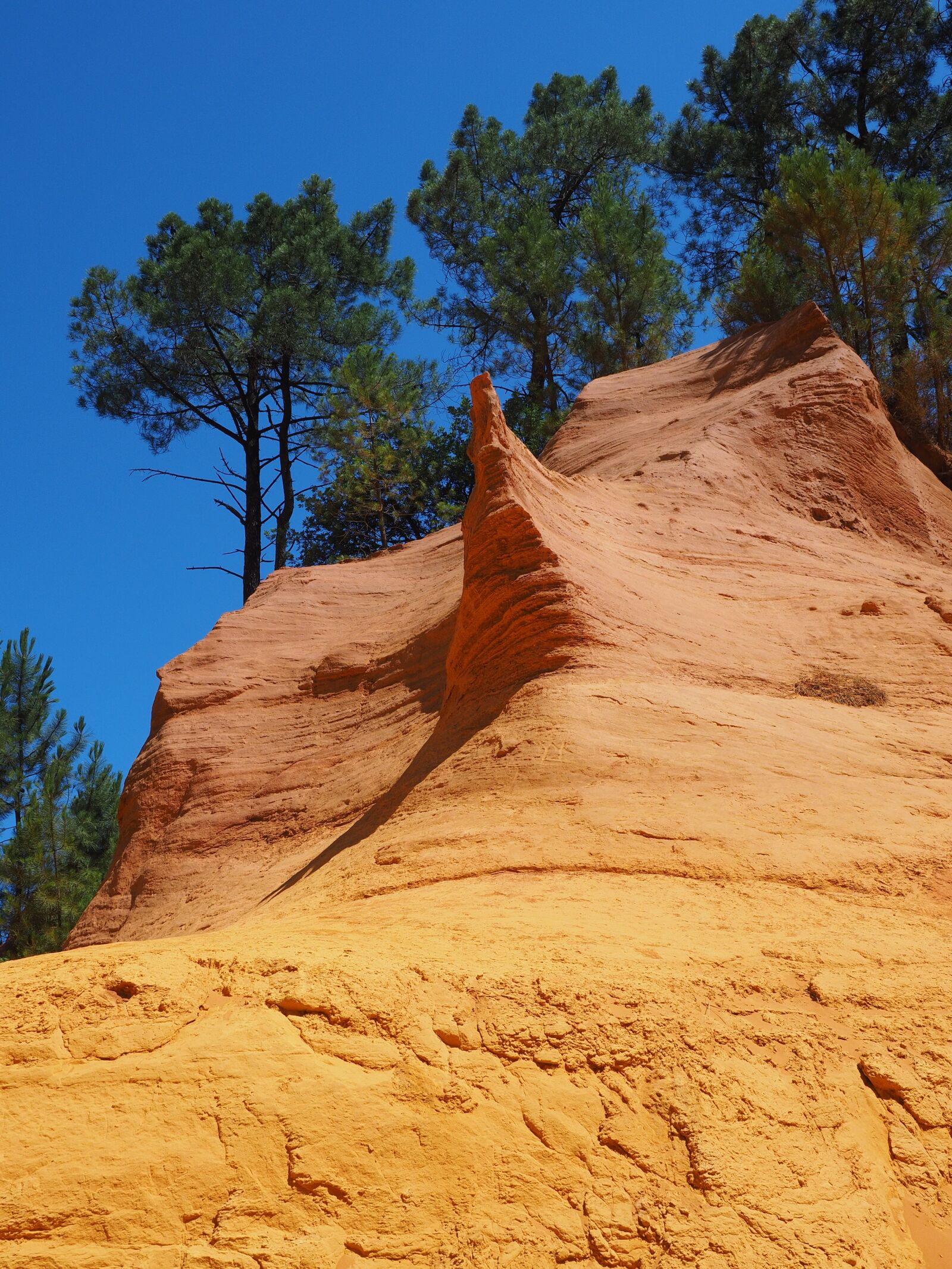 Olympus OM-D E-M1 + Olympus M.Zuiko Digital ED 12-40mm F2.8 Pro sample photo. Ocher rocks, ocher, ocher photography