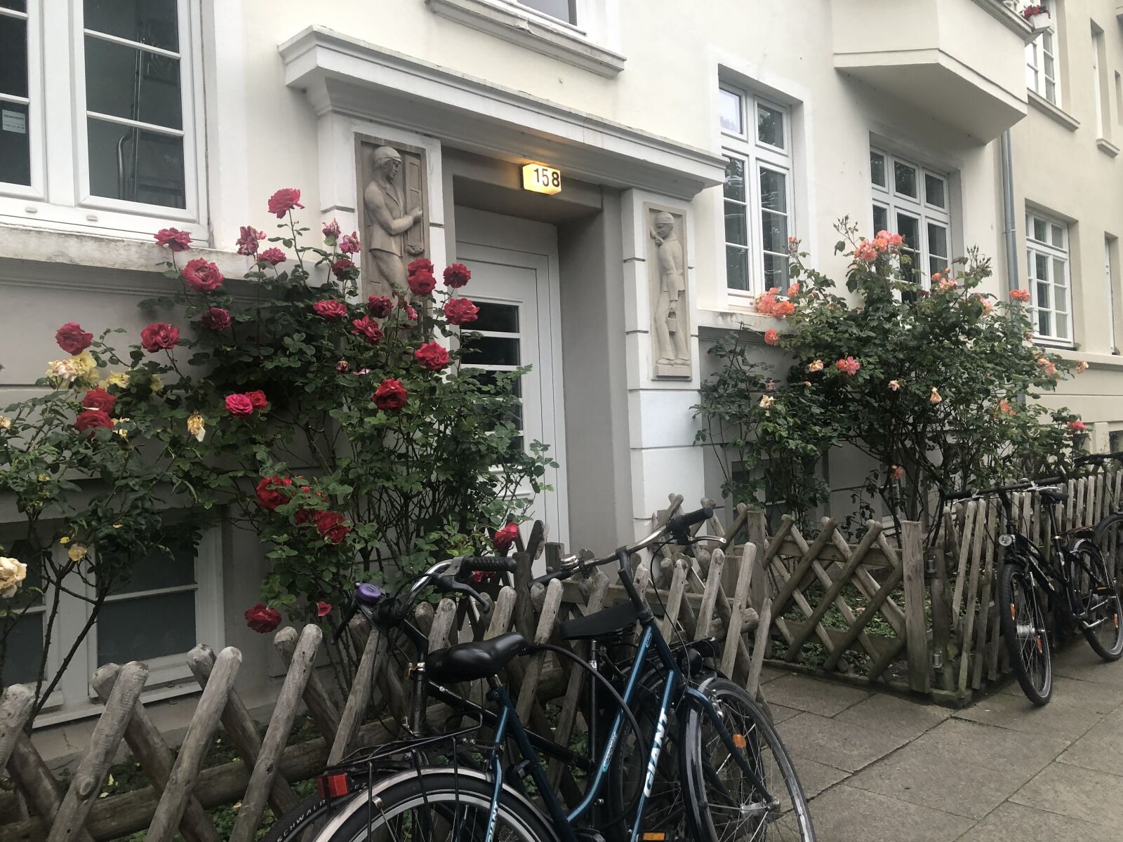 iPhone 8 Plus back dual camera 3.99mm f/1.8 sample photo. Hamburg, cozy, bicycle photography