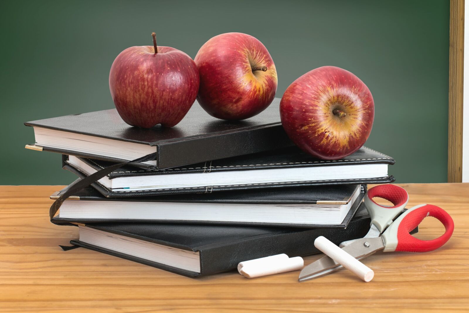 Canon EOS 70D sample photo. Apple, planner, scissors, chalk photography