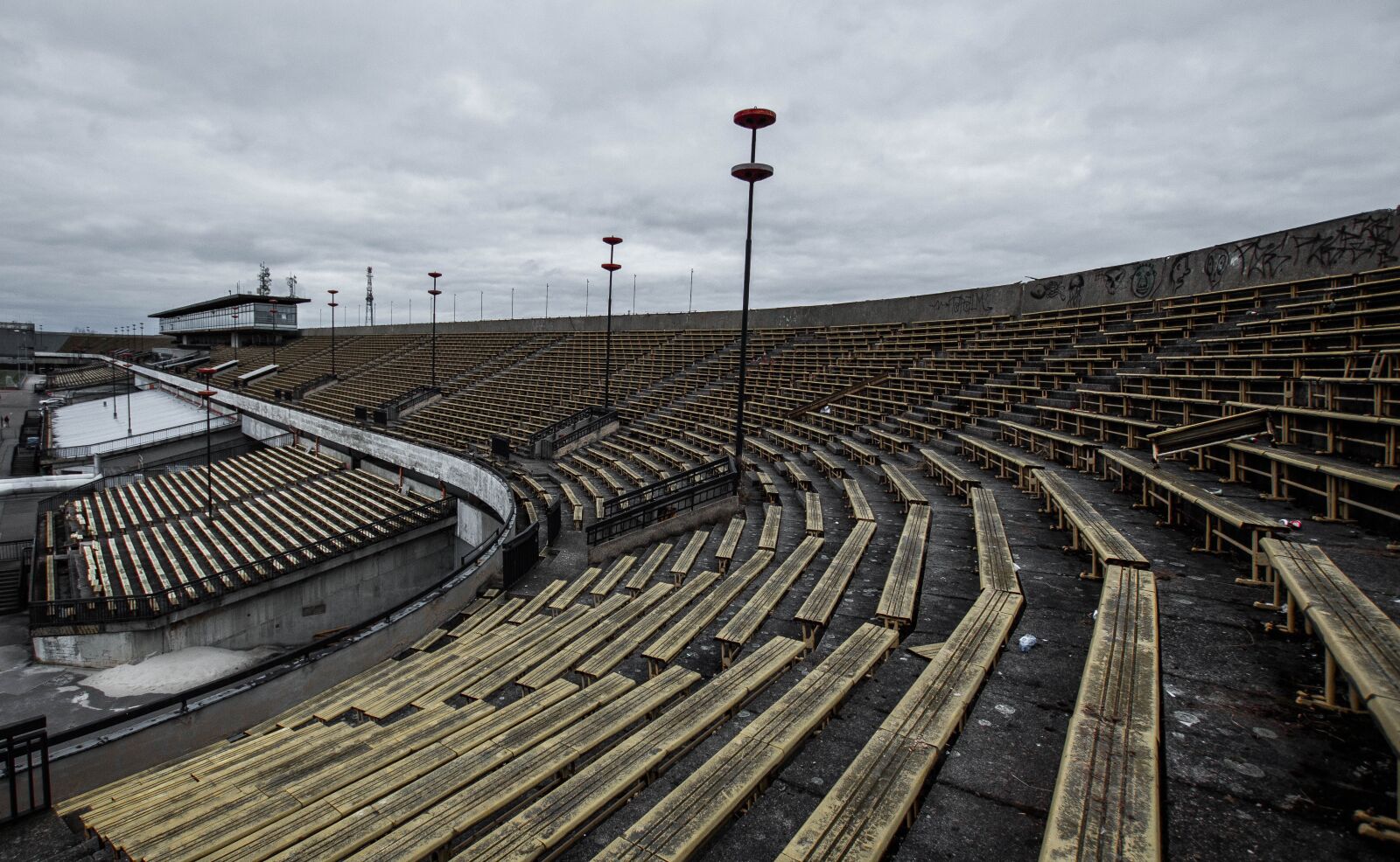 Canon EOS 700D (EOS Rebel T5i / EOS Kiss X7i) sample photo. Stadium, old, urbex photography