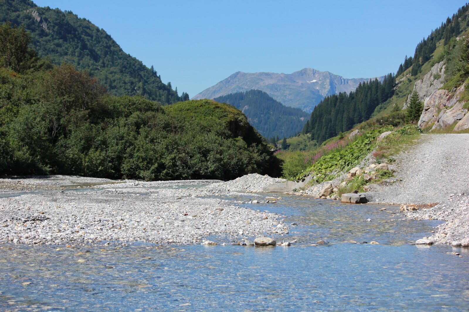 Canon EOS 550D (EOS Rebel T2i / EOS Kiss X4) sample photo. Mountain, savoie, the edge photography