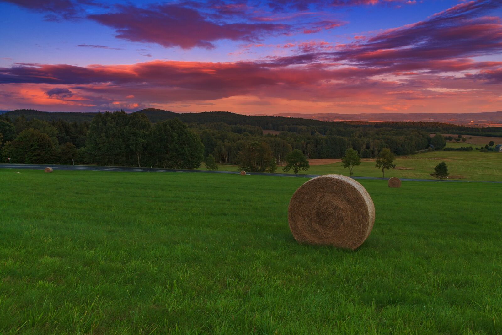 Canon EOS 1100D (EOS Rebel T3 / EOS Kiss X50) sample photo. Sunset, abendstimmung, straw bales photography