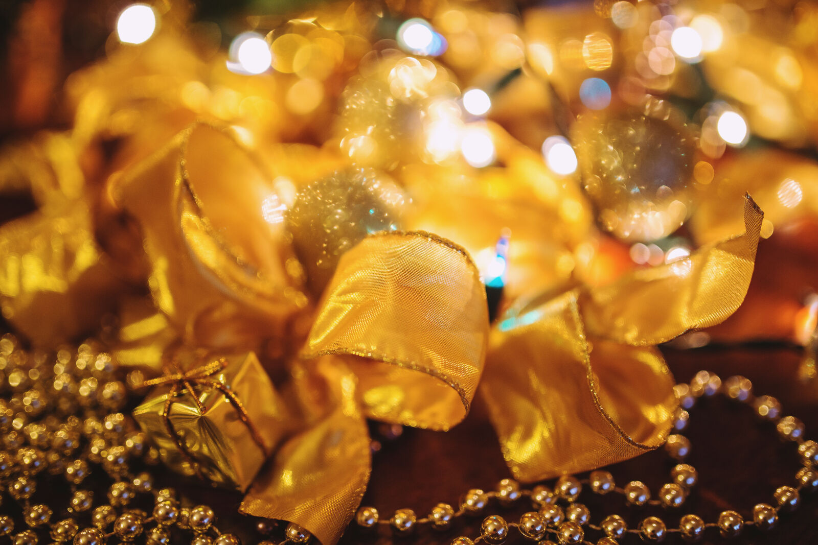 Sigma 35mm F1.4 DG HSM Art sample photo. Gold, christmas, decoration photography