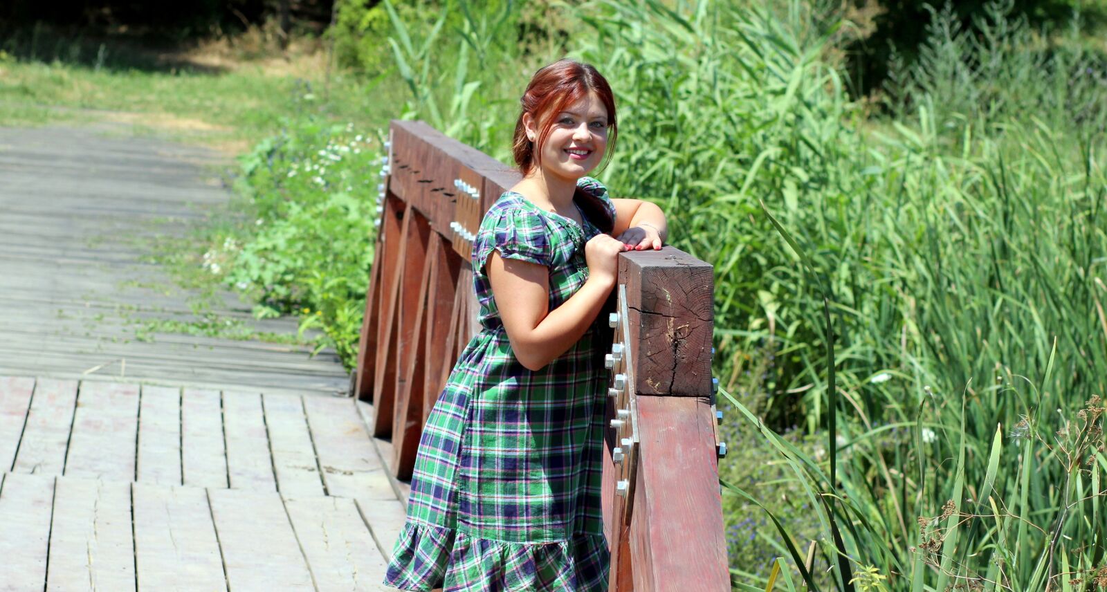 Canon EOS 700D (EOS Rebel T5i / EOS Kiss X7i) + Canon EF 85mm F1.8 USM sample photo. Girl, bridge, green photography