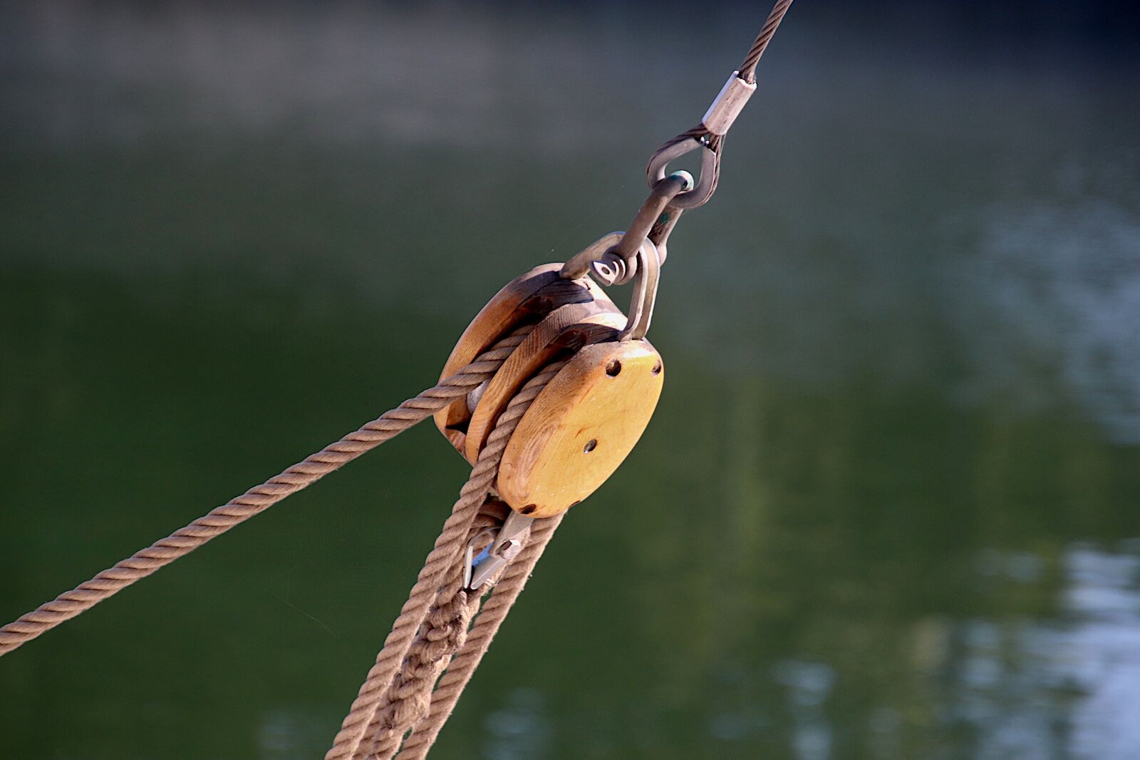 Canon EOS 800D (EOS Rebel T7i / EOS Kiss X9i) sample photo. Pulley, rope, navigation photography