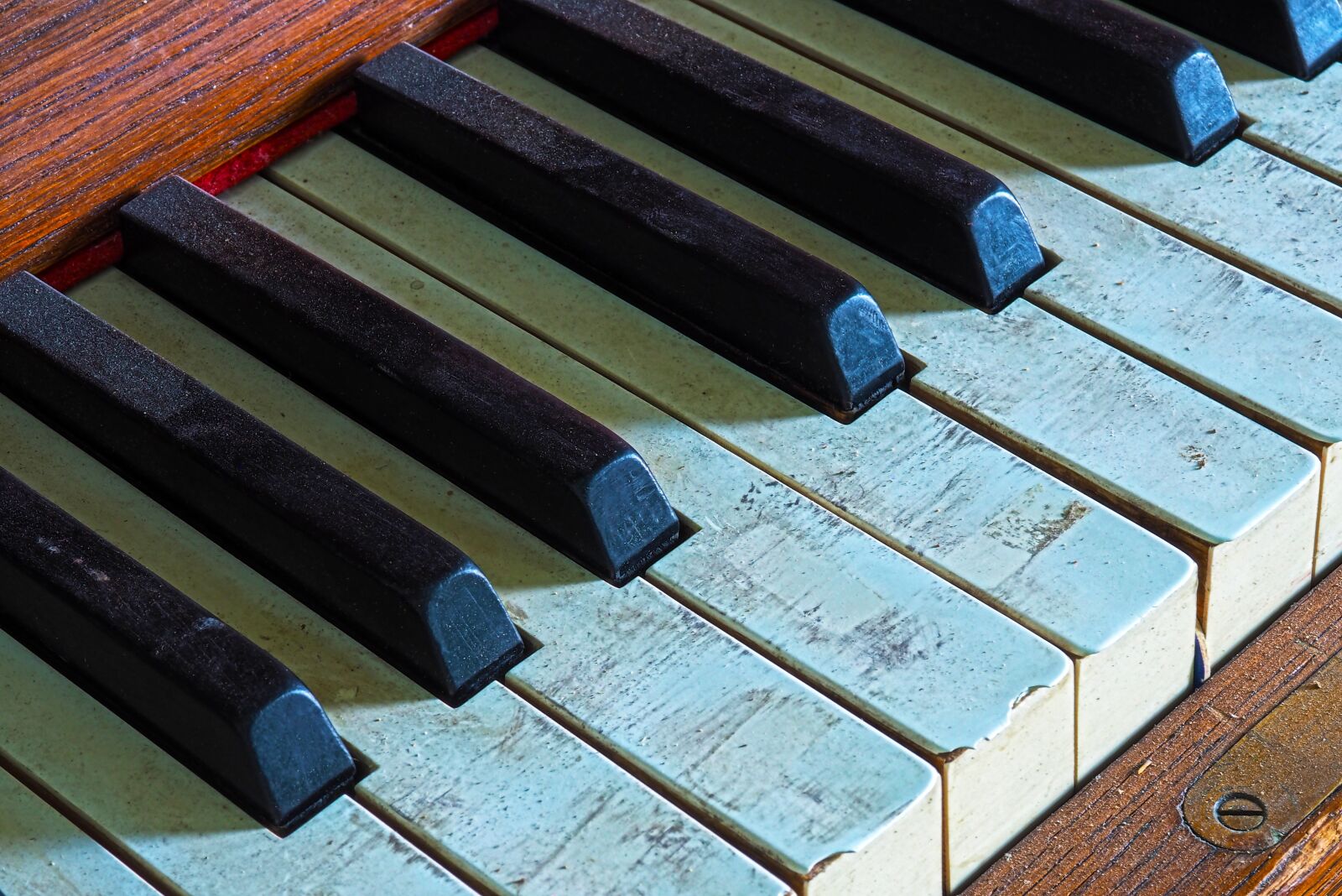 Olympus OM-D E-M10 sample photo. Piano, keys, music photography