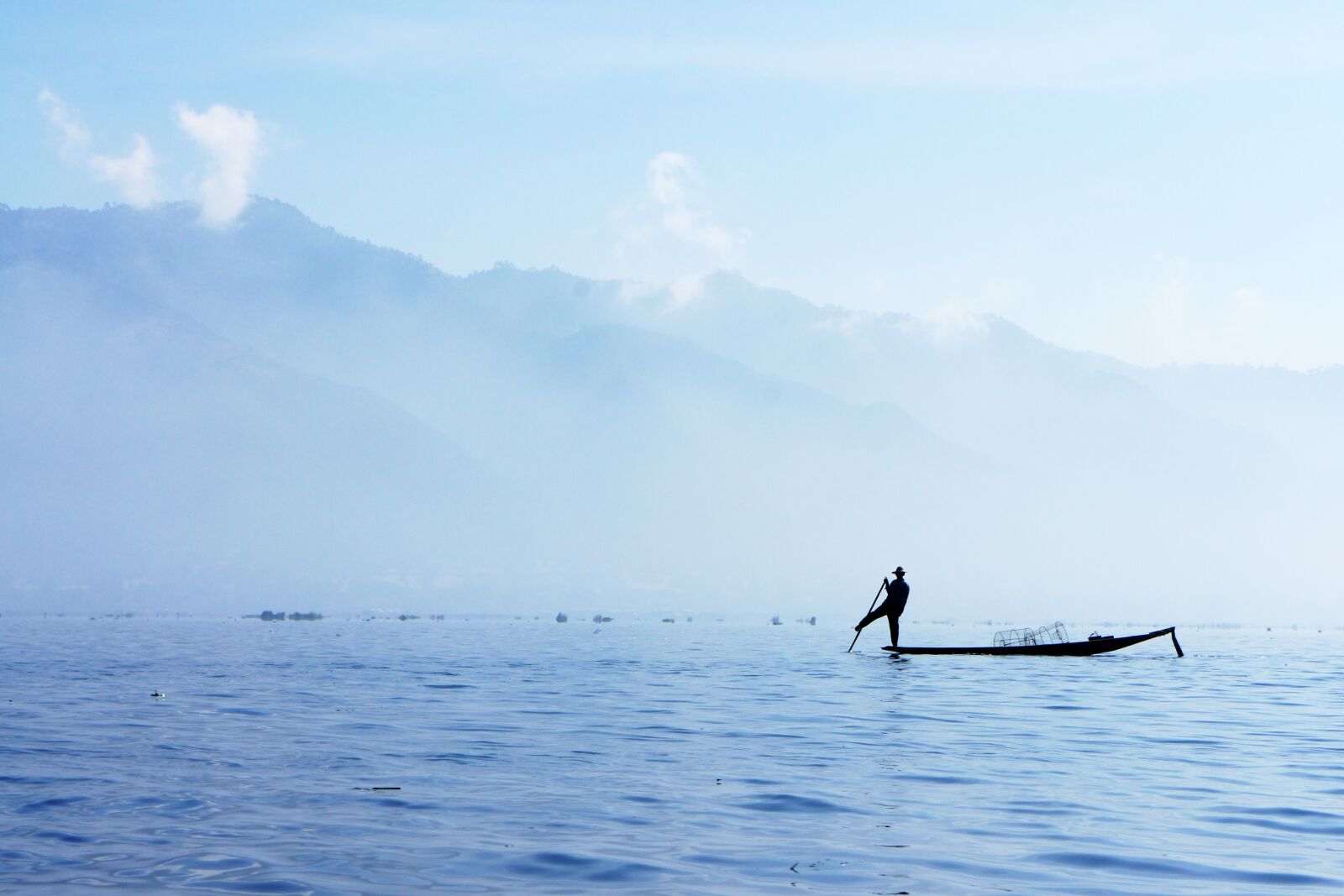 Sony Alpha NEX-5 + Sony E 18-55mm F3.5-5.6 OSS sample photo. Fisherman, single-leg-rowers, single leg photography