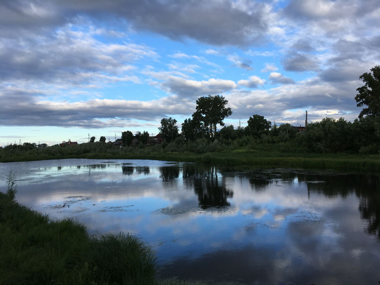 iPhone SE back camera 4.15mm f/2.2 sample photo. Lake, sunset, evening photography