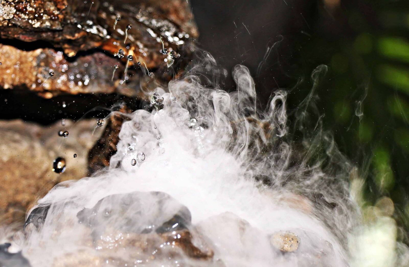 Canon EOS 550D (EOS Rebel T2i / EOS Kiss X4) sample photo. Cave, texture, drop, water photography