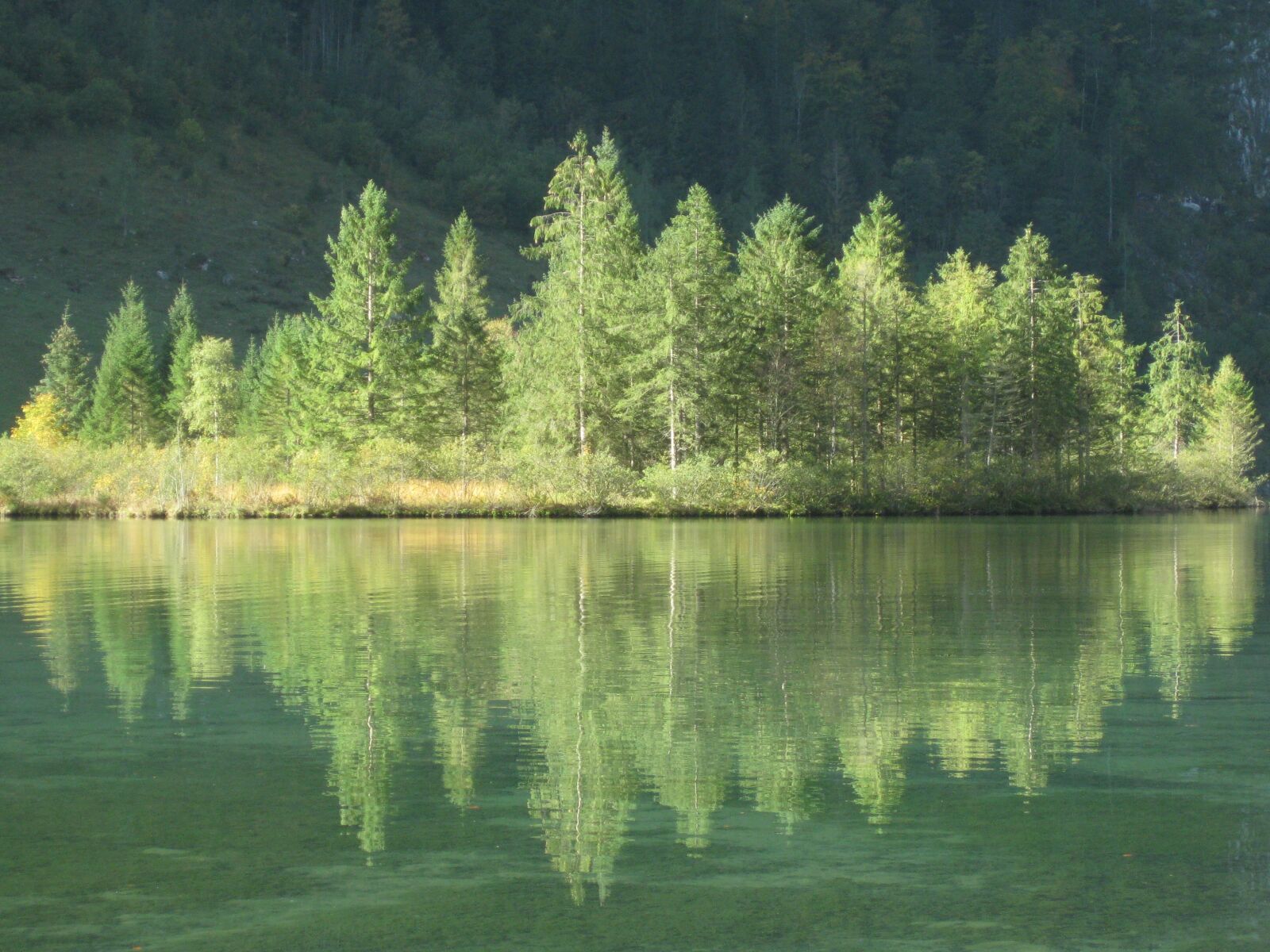Canon PowerShot SD1100 IS (Digital IXUS 80 IS / IXY Digital 20 IS) sample photo. King lake, reflections, mountains photography