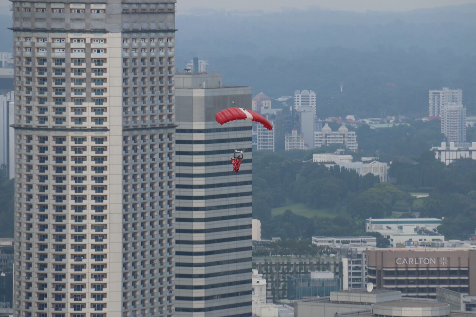 Canon EF-S 18-200mm F3.5-5.6 IS sample photo. Courage, height, skyscrapers photography
