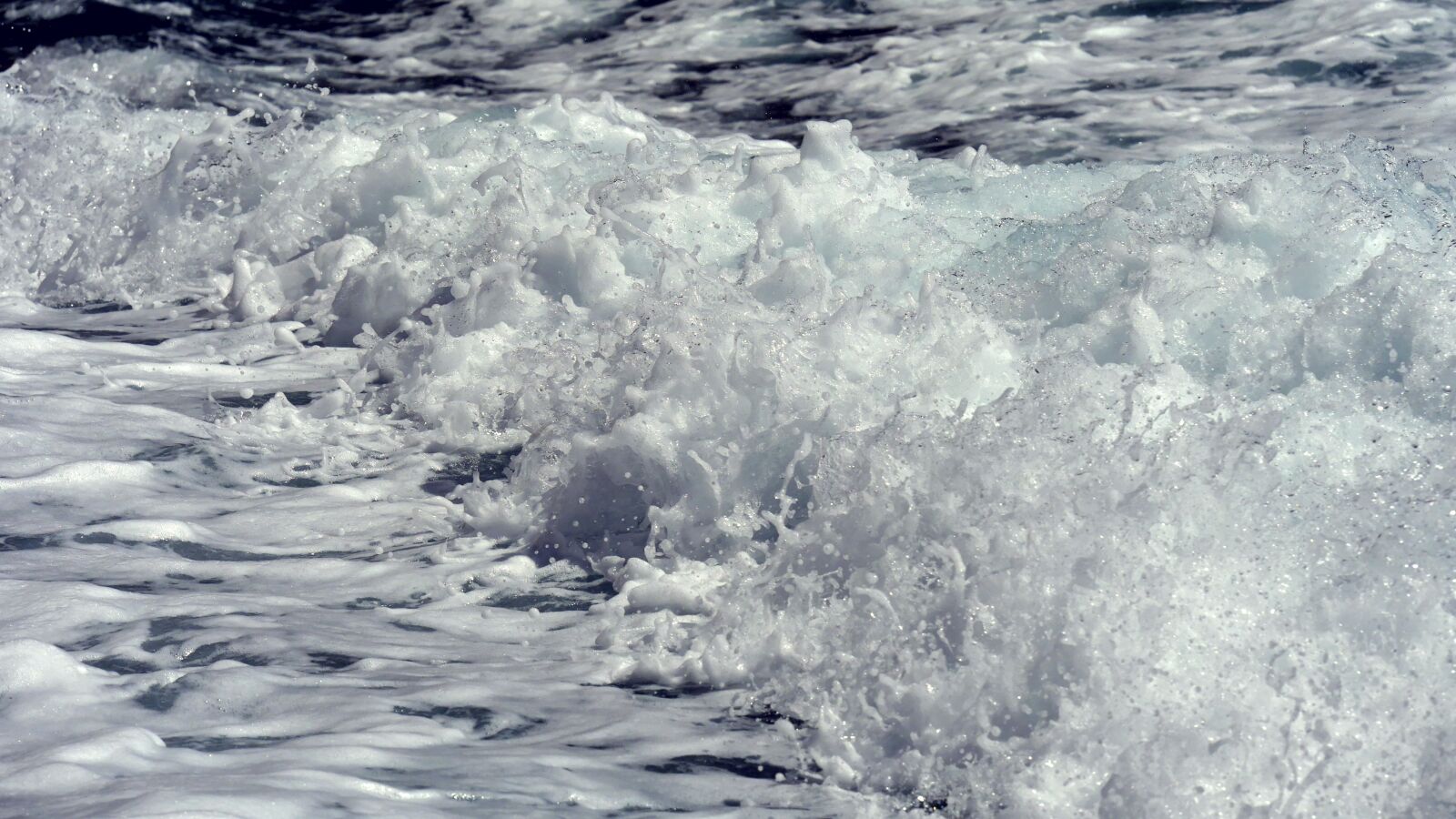 Panasonic Lumix DMC-GX8 sample photo. Wave, surf, movement photography