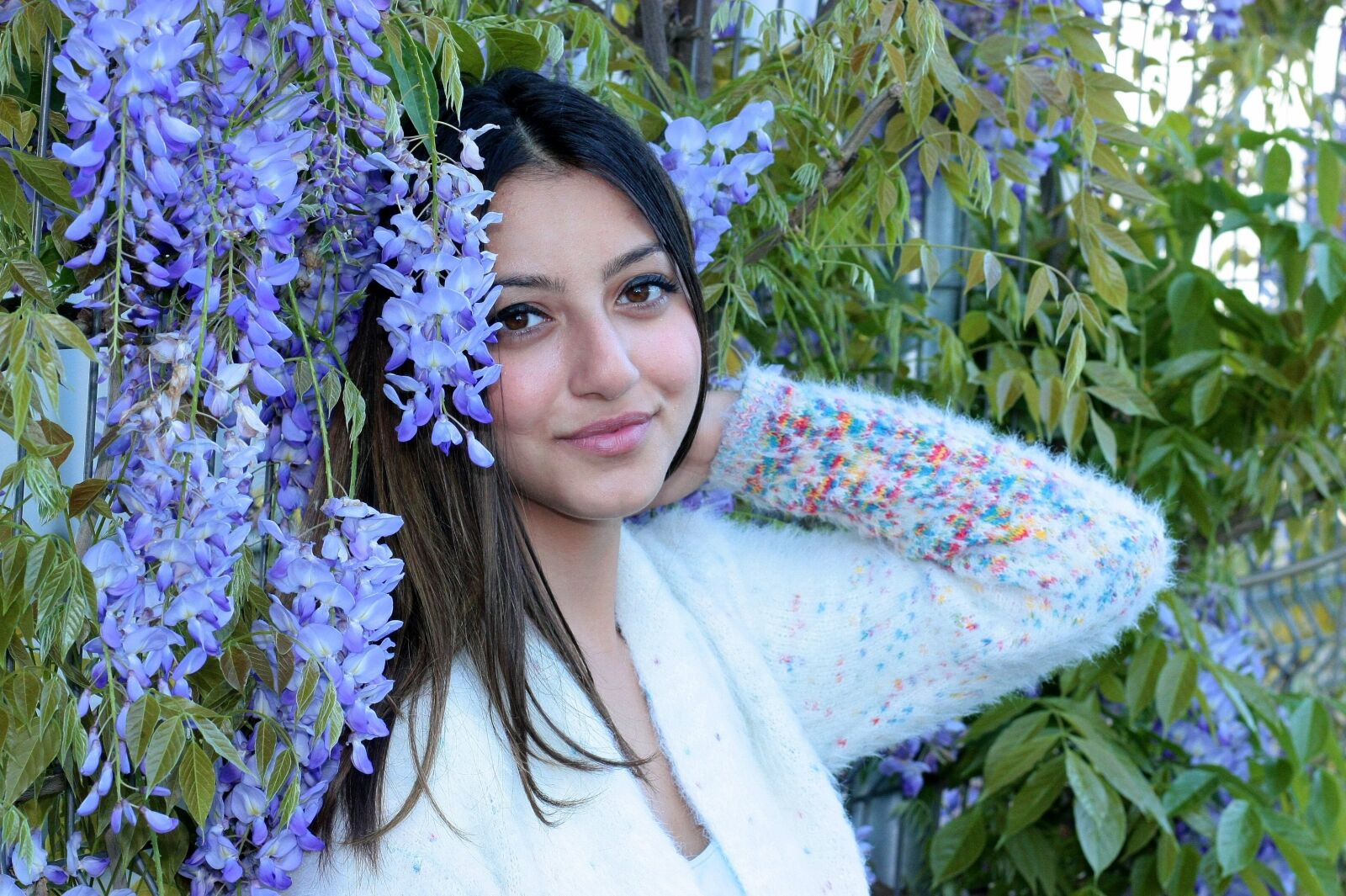 Canon EOS 450D (EOS Rebel XSi / EOS Kiss X2) sample photo. Girl, brown eyes, flowers photography
