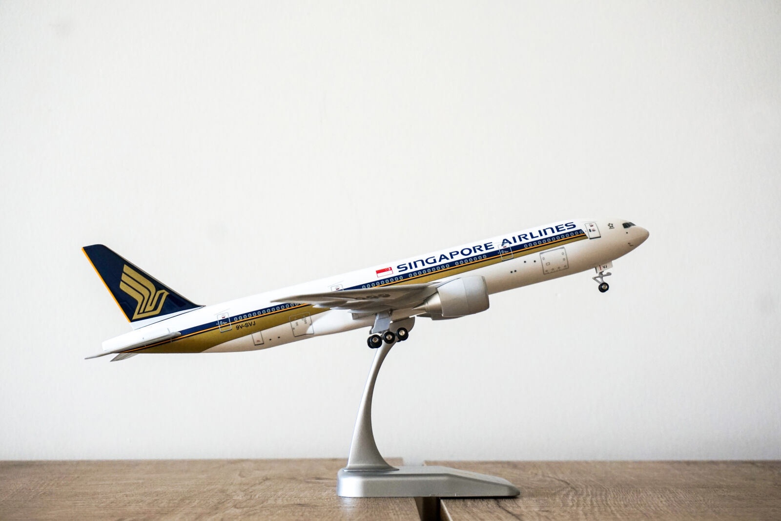 Sony E 16-50mm F3.5-5.6 PZ OSS sample photo. Airbus, airline, airliner, airplane photography