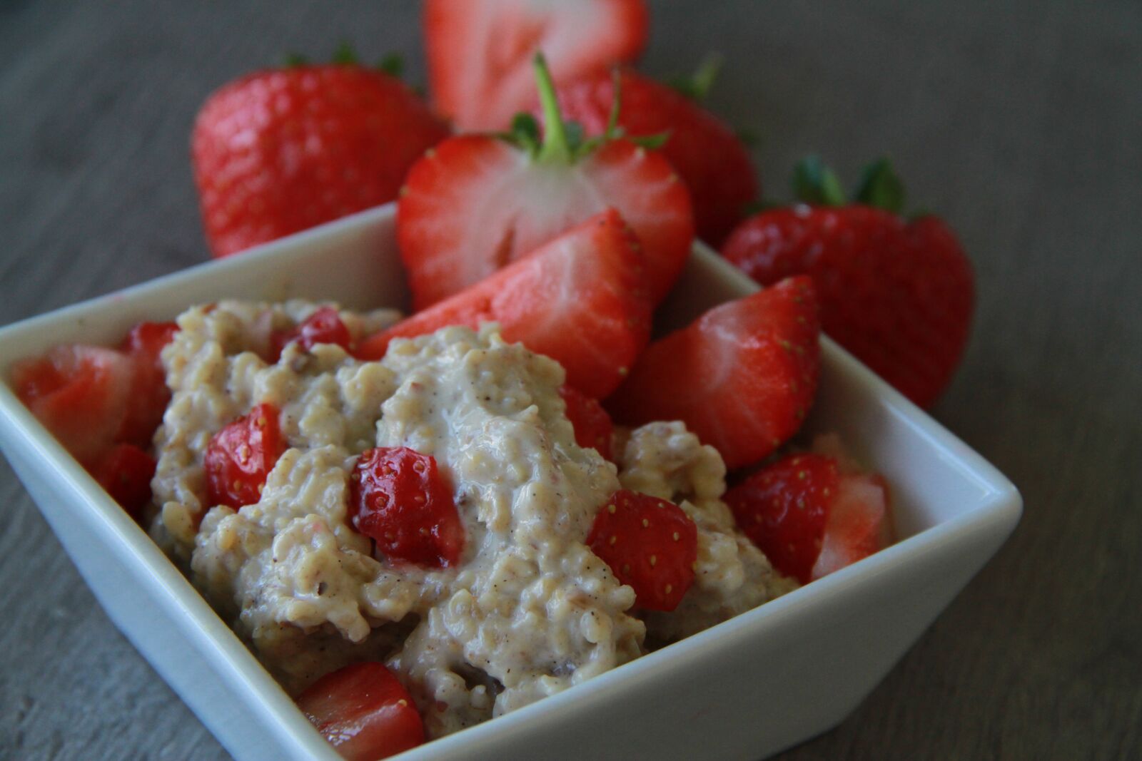 Canon EOS 7D sample photo. Oatmeal, porridge, strawberries photography