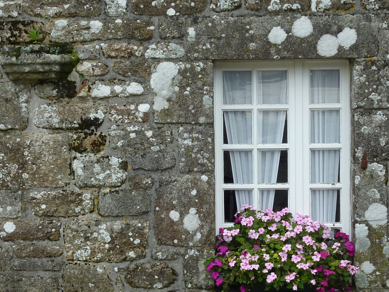 Panasonic DMC-TZ7 sample photo. Brittany, window, old house photography