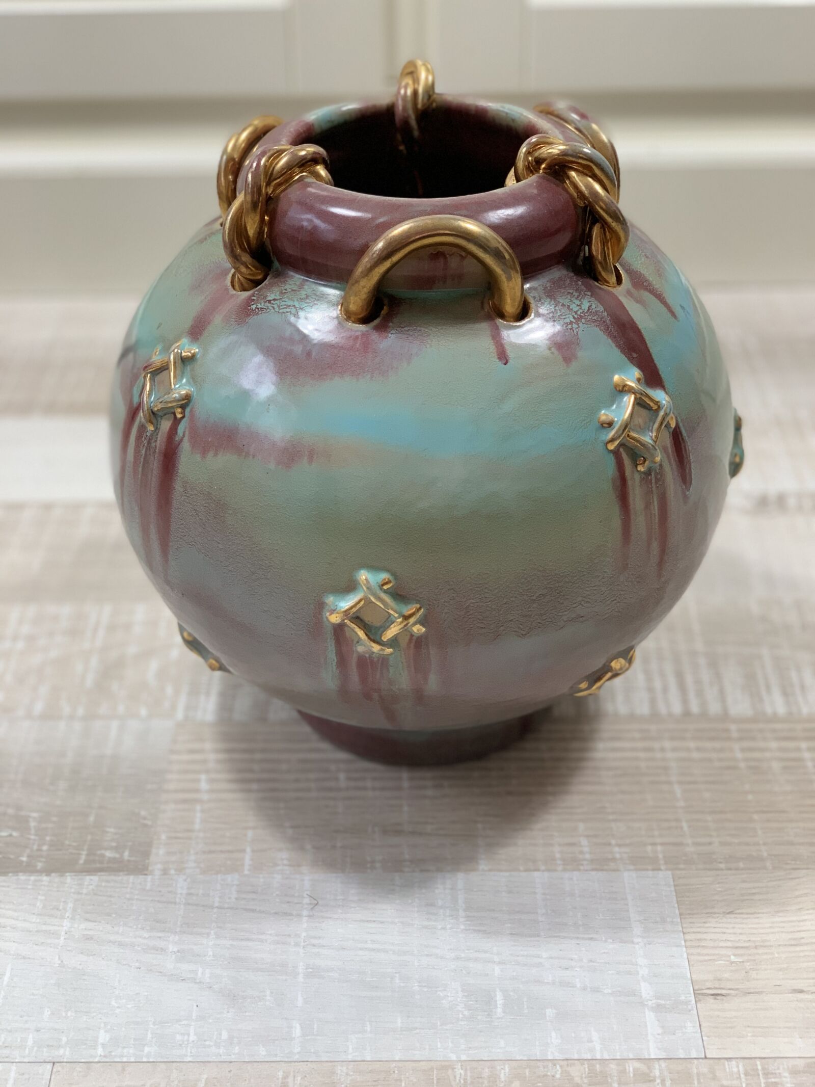 iPhone XS back dual camera 6mm f/2.4 sample photo. Jules guerin, vase, guerin photography