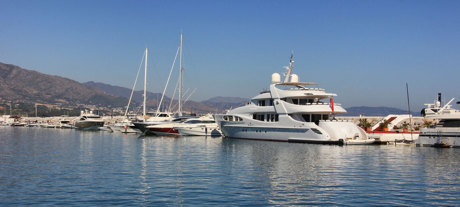 Canon EOS 550D (EOS Rebel T2i / EOS Kiss X4) sample photo. Waters, sea, yacht photography