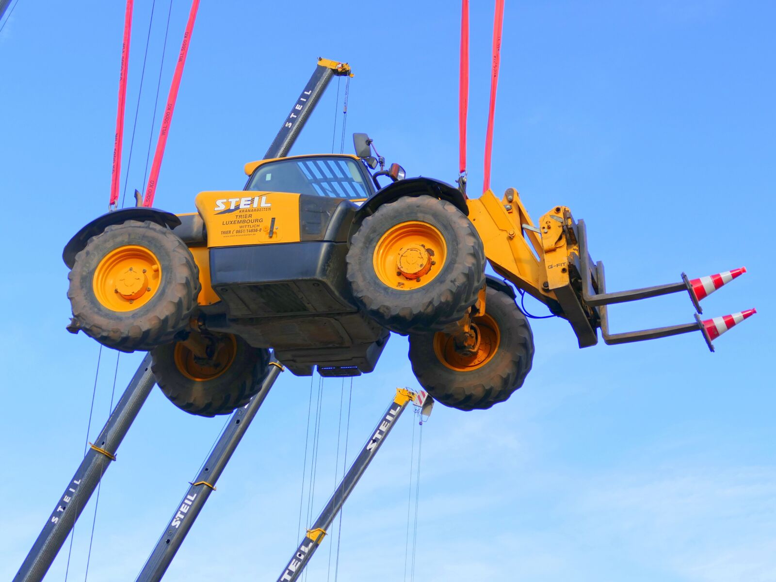 Panasonic Lumix DMC-FZ1000 sample photo. Forklift, machine, crane photography