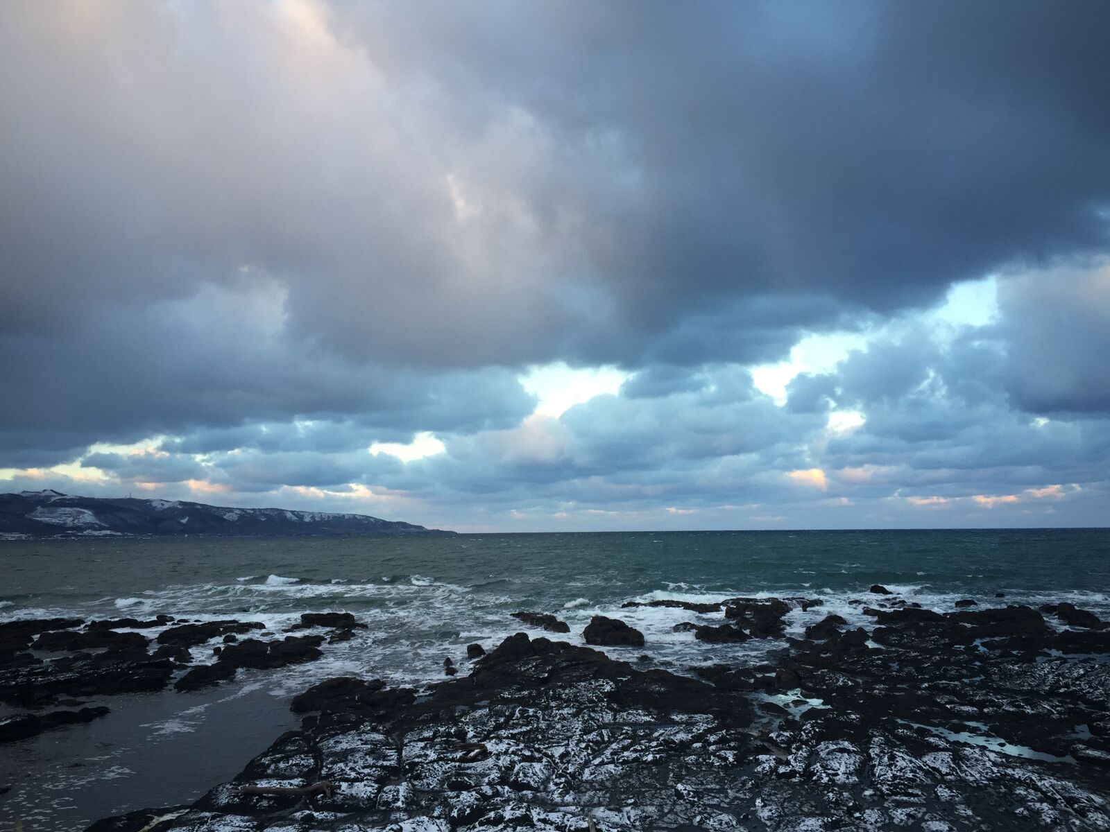 Apple iPhone 6 sample photo. Japan sea, winter road photography