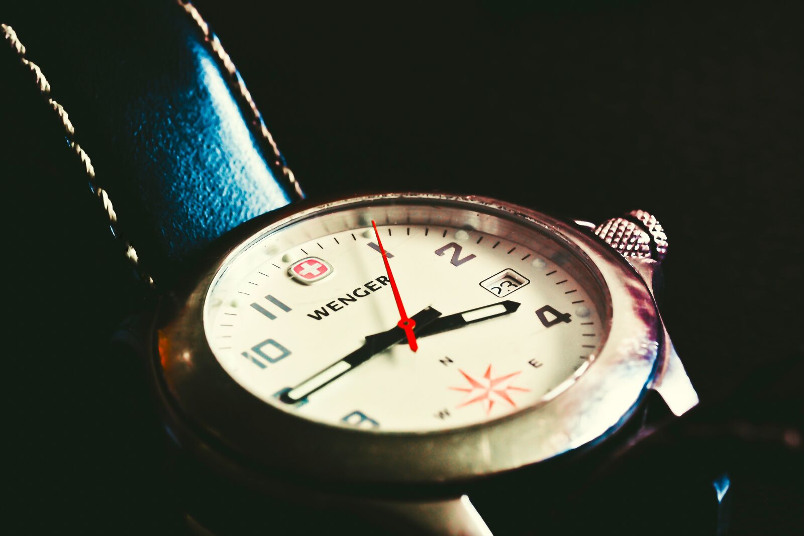 Olympus OM-D E-M10 sample photo. Clock, time, time indicating photography
