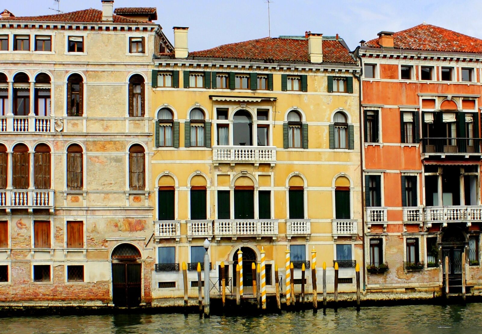 Canon EOS 550D (EOS Rebel T2i / EOS Kiss X4) sample photo. Colourful, houses, grand canal photography