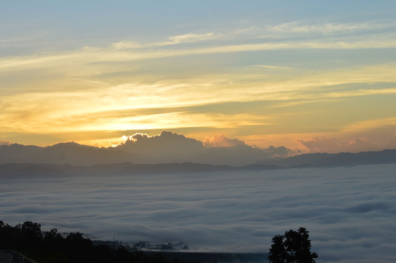 Nikon D3200 sample photo. Sunrise, fog, morning photography