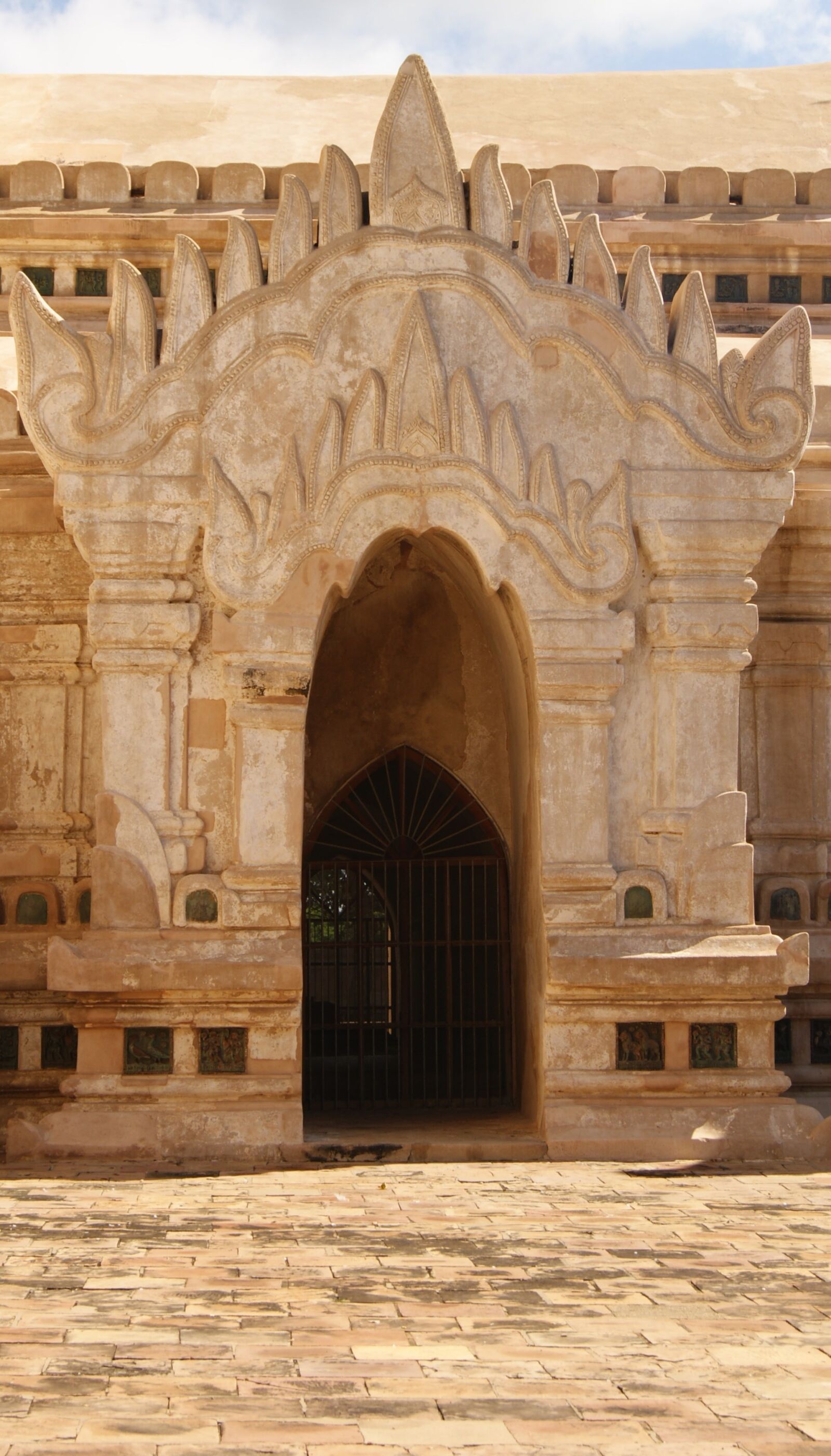 Sony Alpha DSLR-A230 sample photo. Temple, entrance, architecture photography