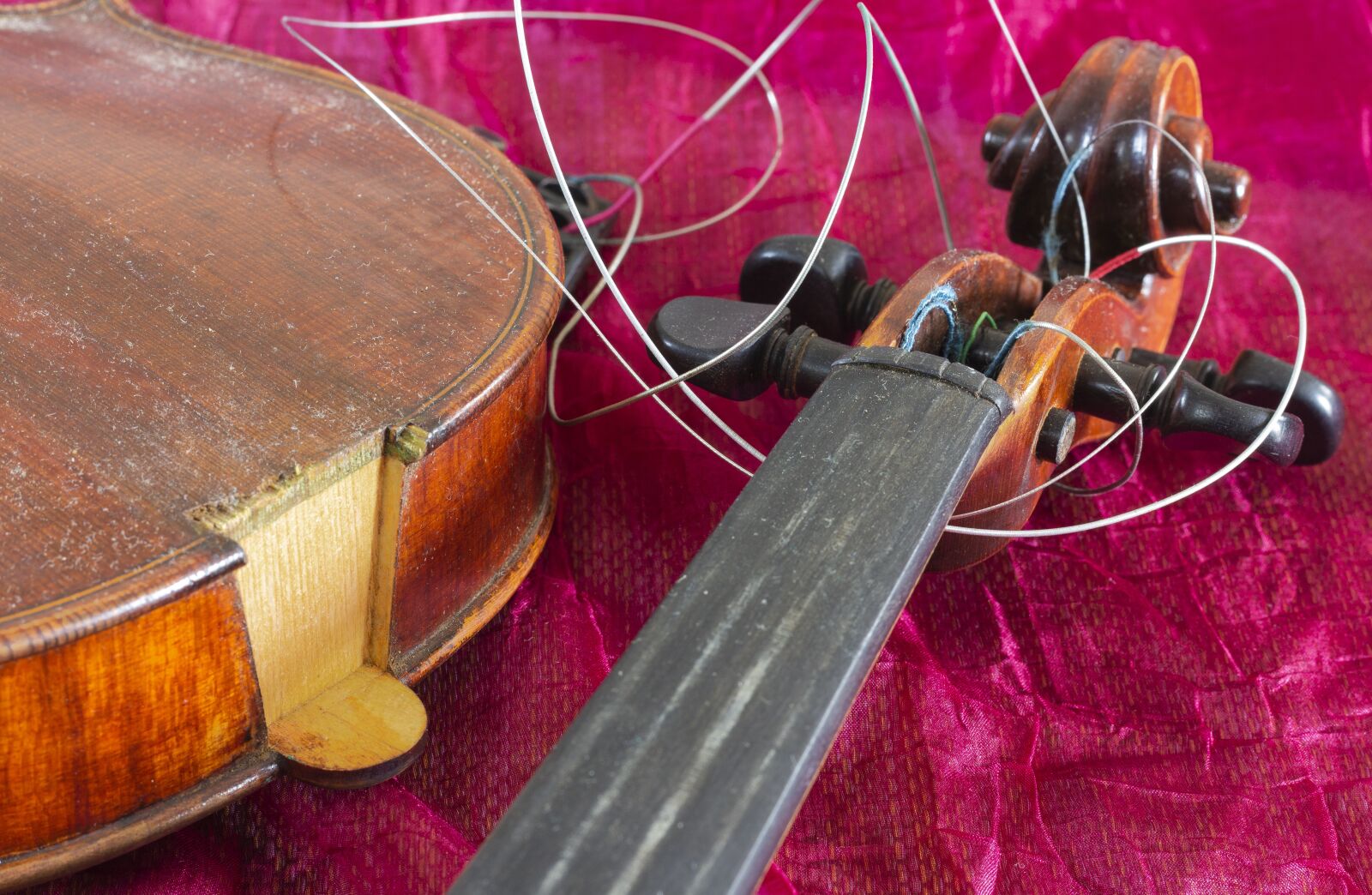 Canon EOS 700D (EOS Rebel T5i / EOS Kiss X7i) sample photo. Broken, violin, red photography