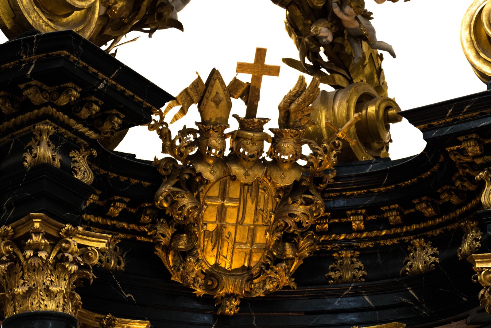 Canon EOS 750D (EOS Rebel T6i / EOS Kiss X8i) sample photo. Gold, coat of arms photography