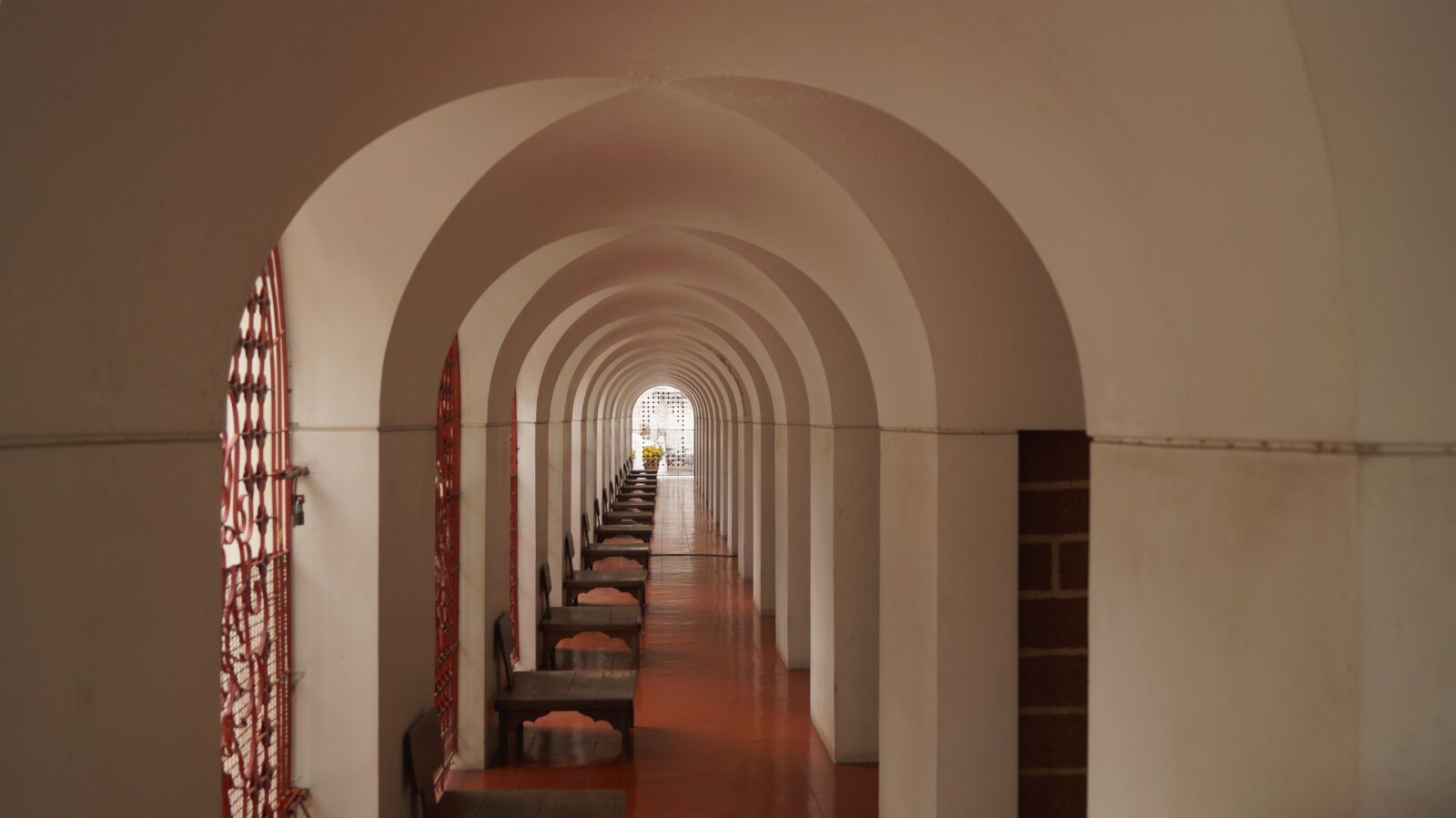 Sony DT 18-55mm F3.5-5.6 SAM II sample photo. Way, corridor, interior photography