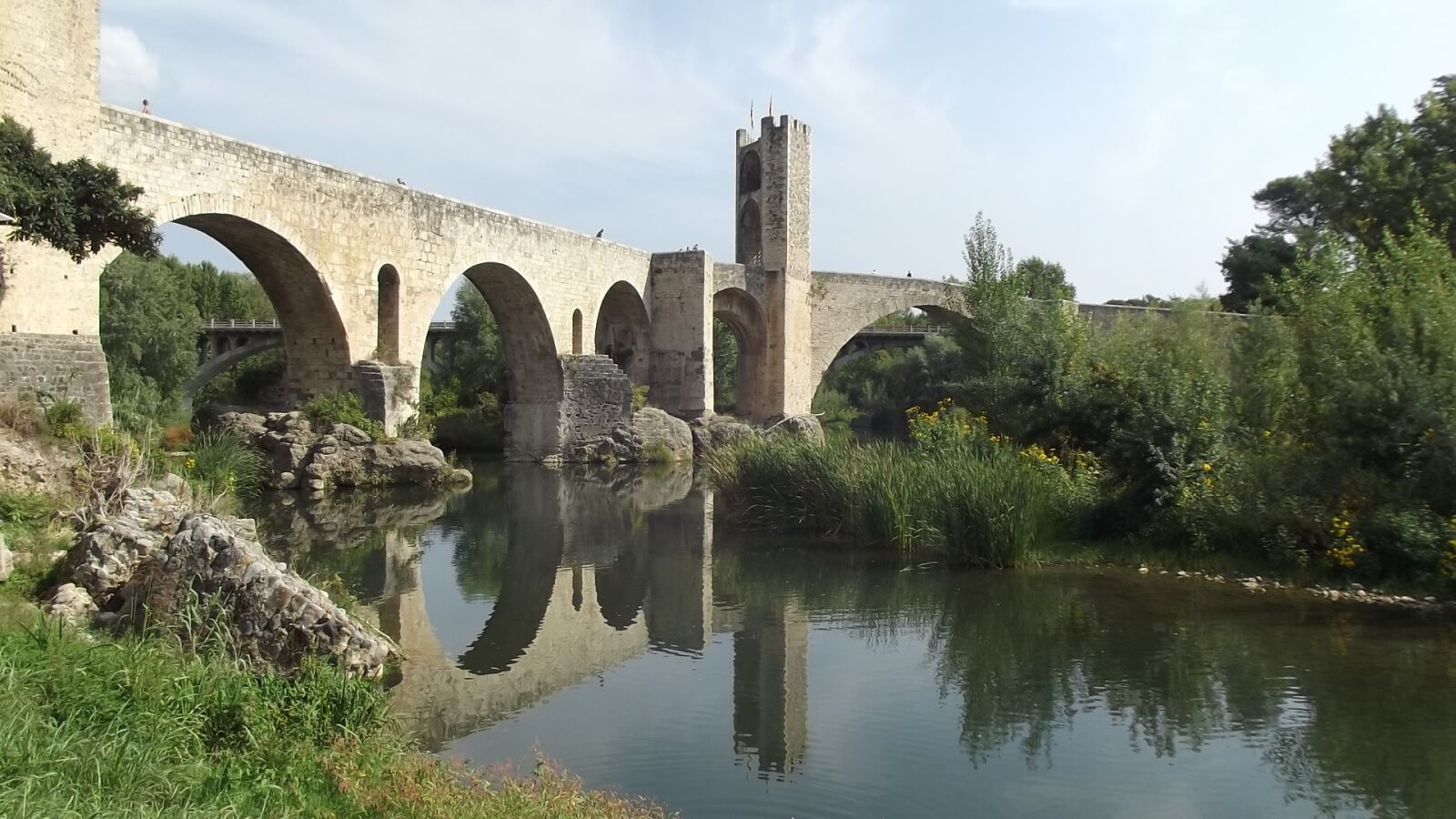 FujiFilm FinePix S2950 (FinePix S2990) sample photo. Besalú, catalonia, people photography