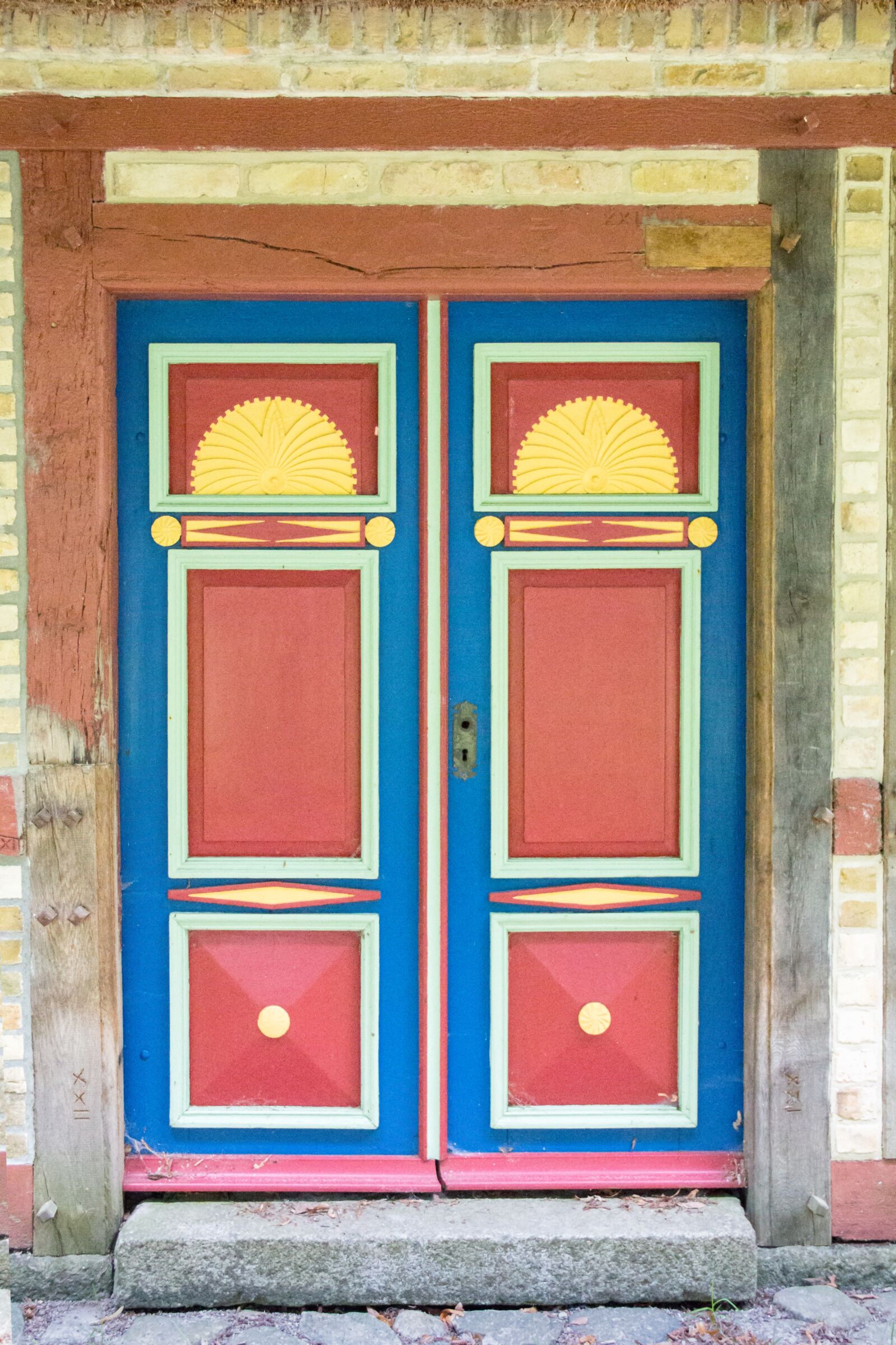Canon EF-S 18-135mm F3.5-5.6 IS sample photo. Old door, cassette door photography