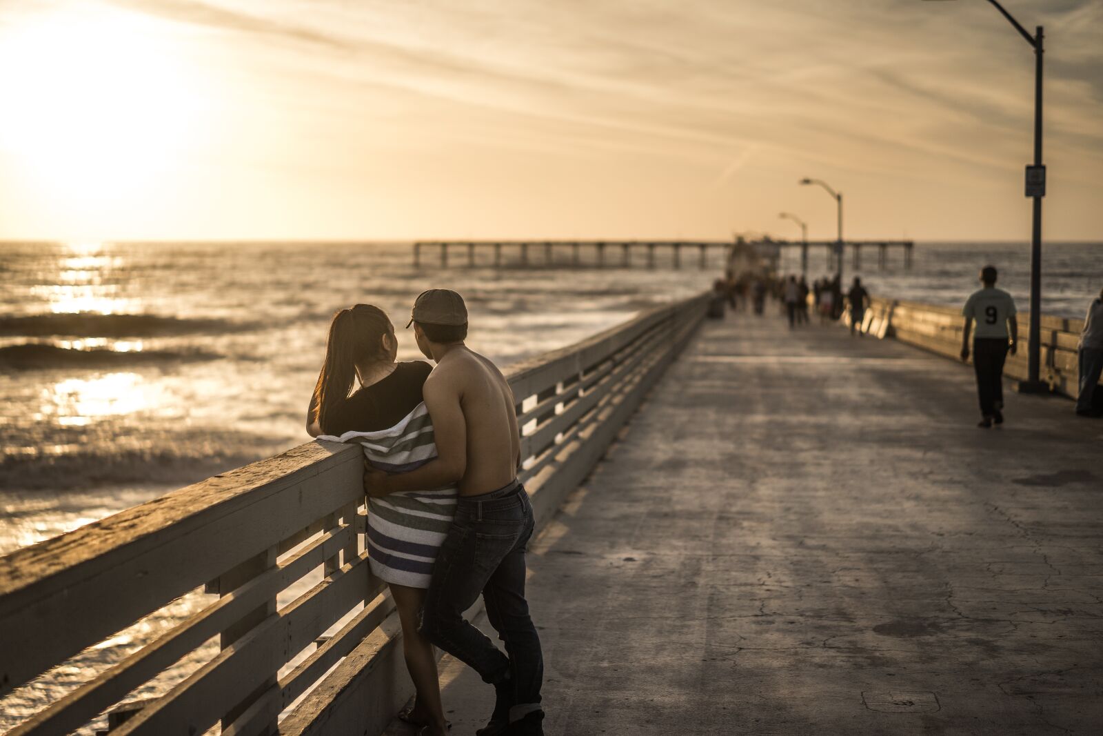 Sony a7 II + Sony Sonnar T* FE 55mm F1.8 ZA sample photo. Couple, relationship, pier photography