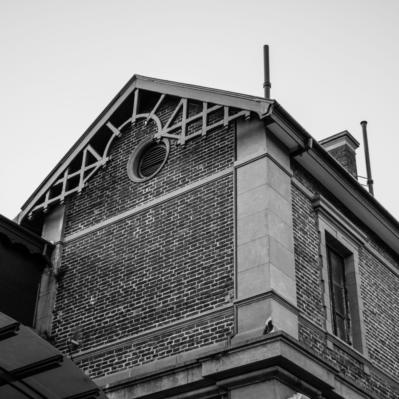 Canon EOS 70D sample photo. Old house, architecture, black photography