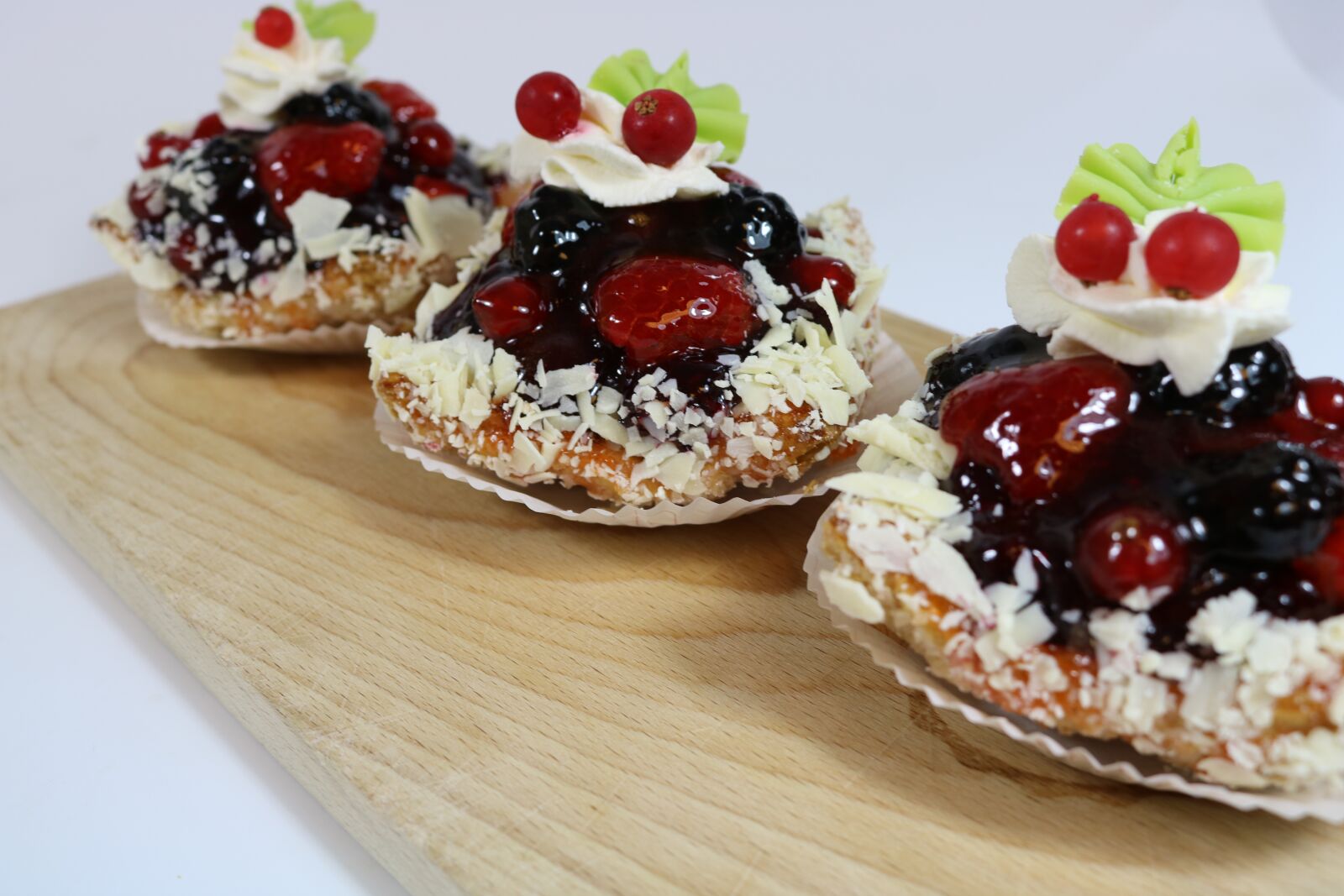 Canon EOS 750D (EOS Rebel T6i / EOS Kiss X8i) sample photo. Pastry, fruits of the photography