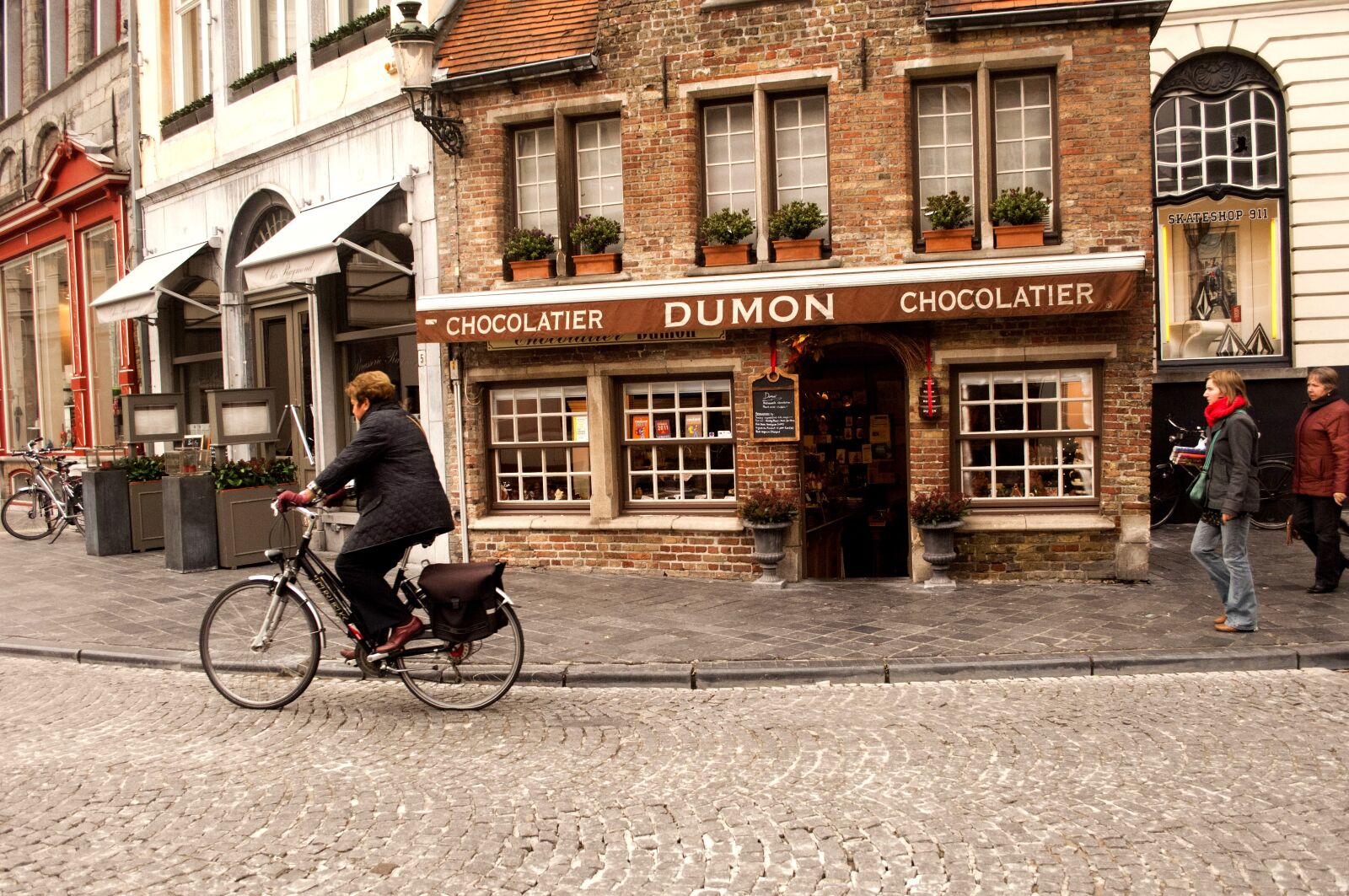 Nikon D2X sample photo. Bruges, chocolate, shop photography