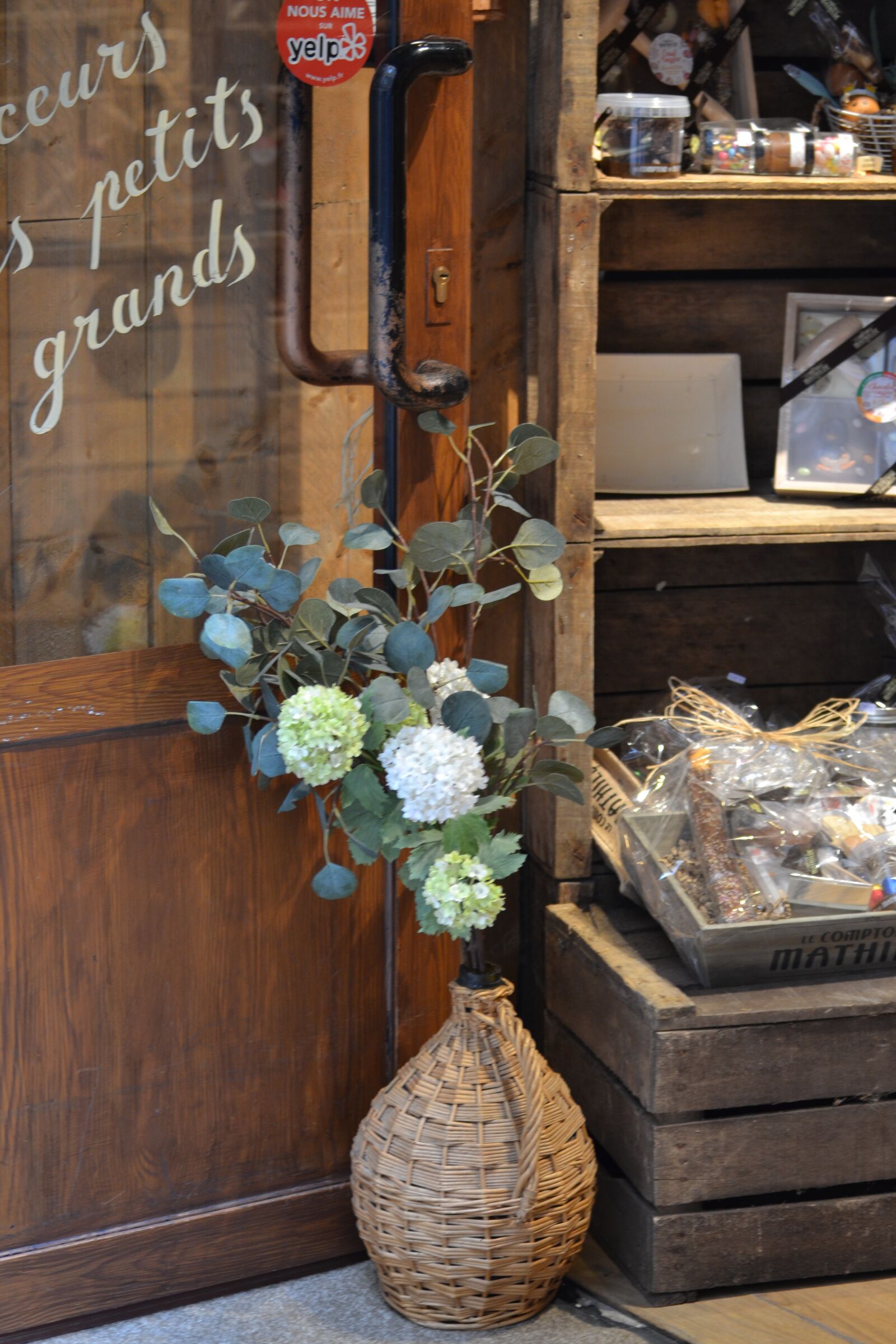 Nikon D3100 sample photo. Shop, flower, bouquet photography