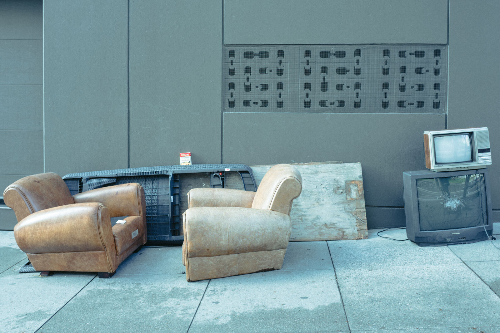 Leica Q (Typ 116) sample photo. Green, sofa, street photography