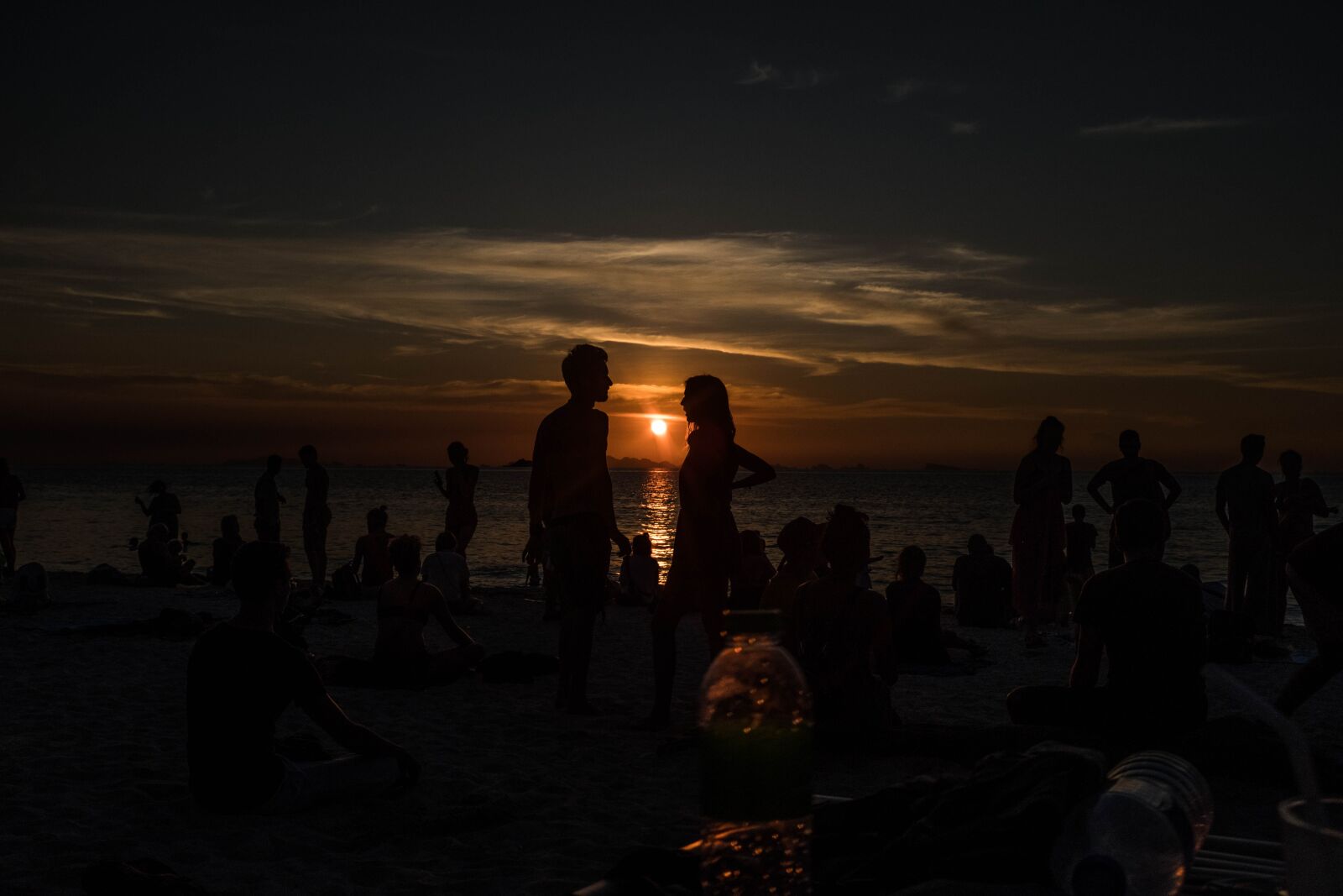 Fujifilm X100F sample photo. Beach, sunset, lovers photography
