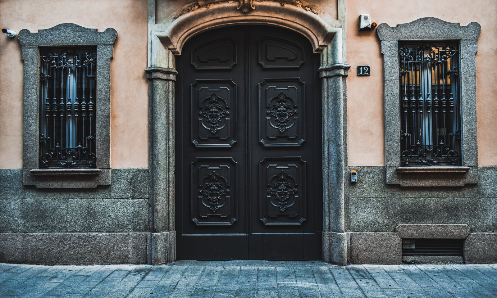 Nikon D3300 sample photo. Door, windows, architecture photography