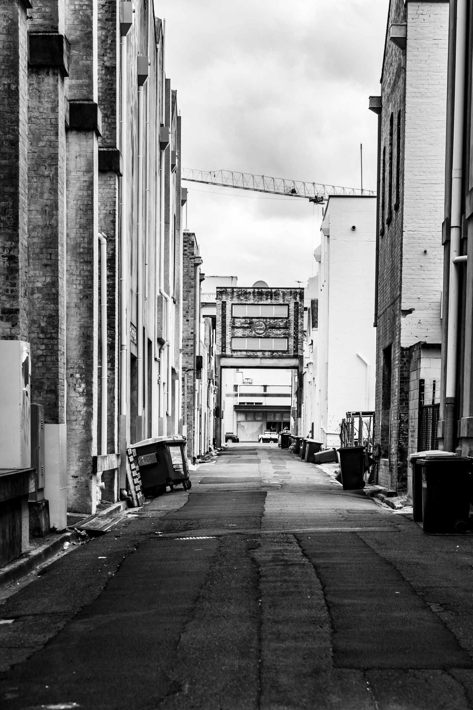 Canon EF 24-105mm F4L IS USM sample photo. Mono, urban street, alleyway photography