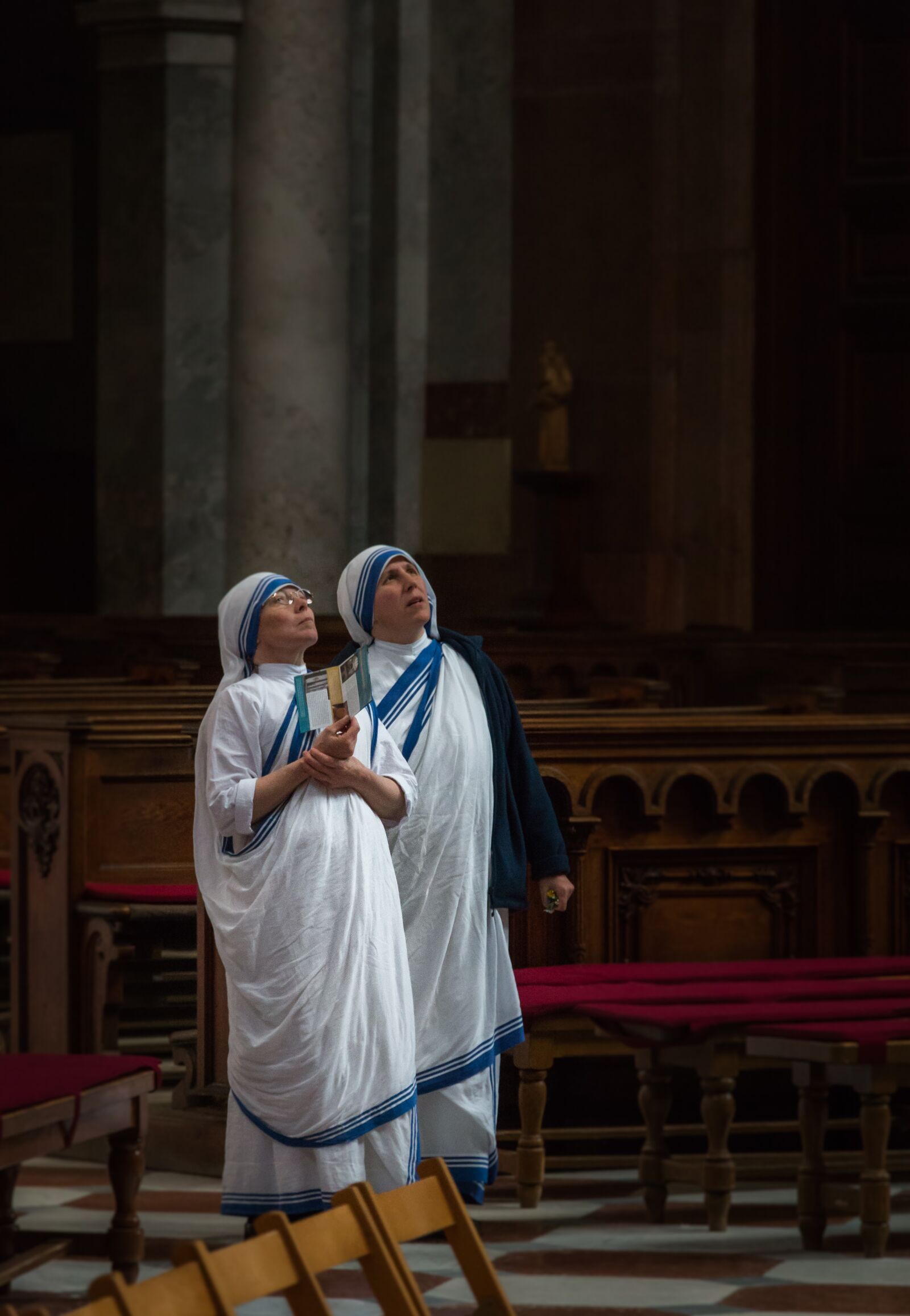 Canon EOS 70D sample photo. The nun, nuns, temple photography
