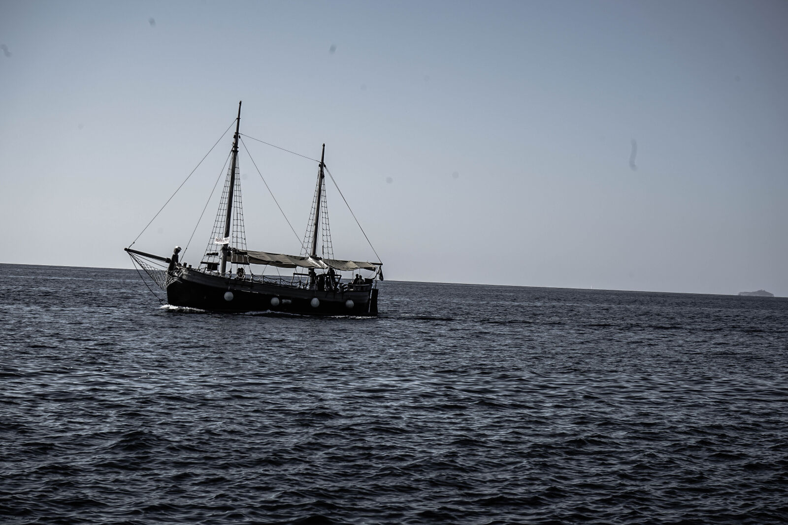 Sony a7 II sample photo. Boat, monchrome, ocean, pirates photography