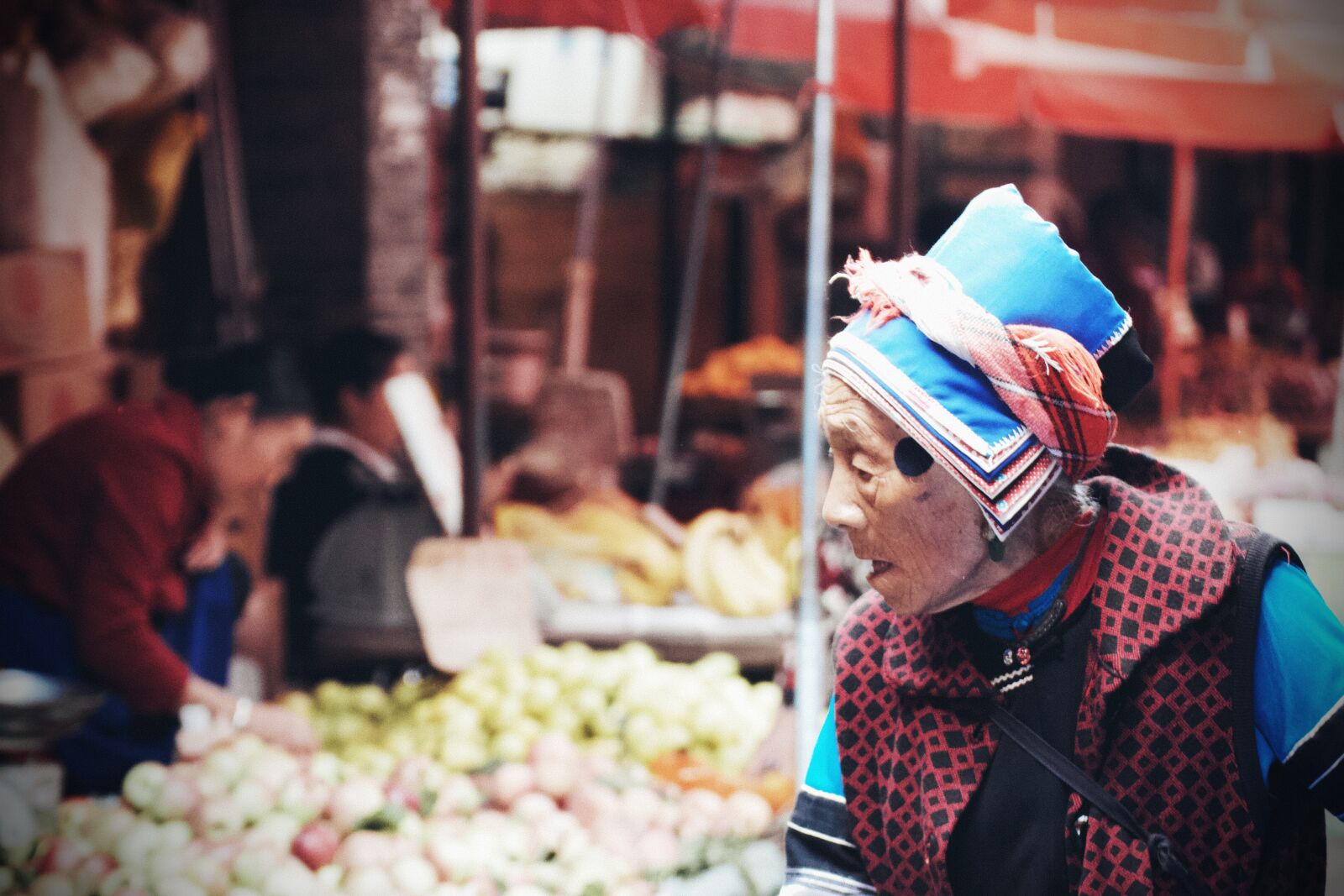 Canon EOS 550D (EOS Rebel T2i / EOS Kiss X4) sample photo. China, elderly woman, market photography