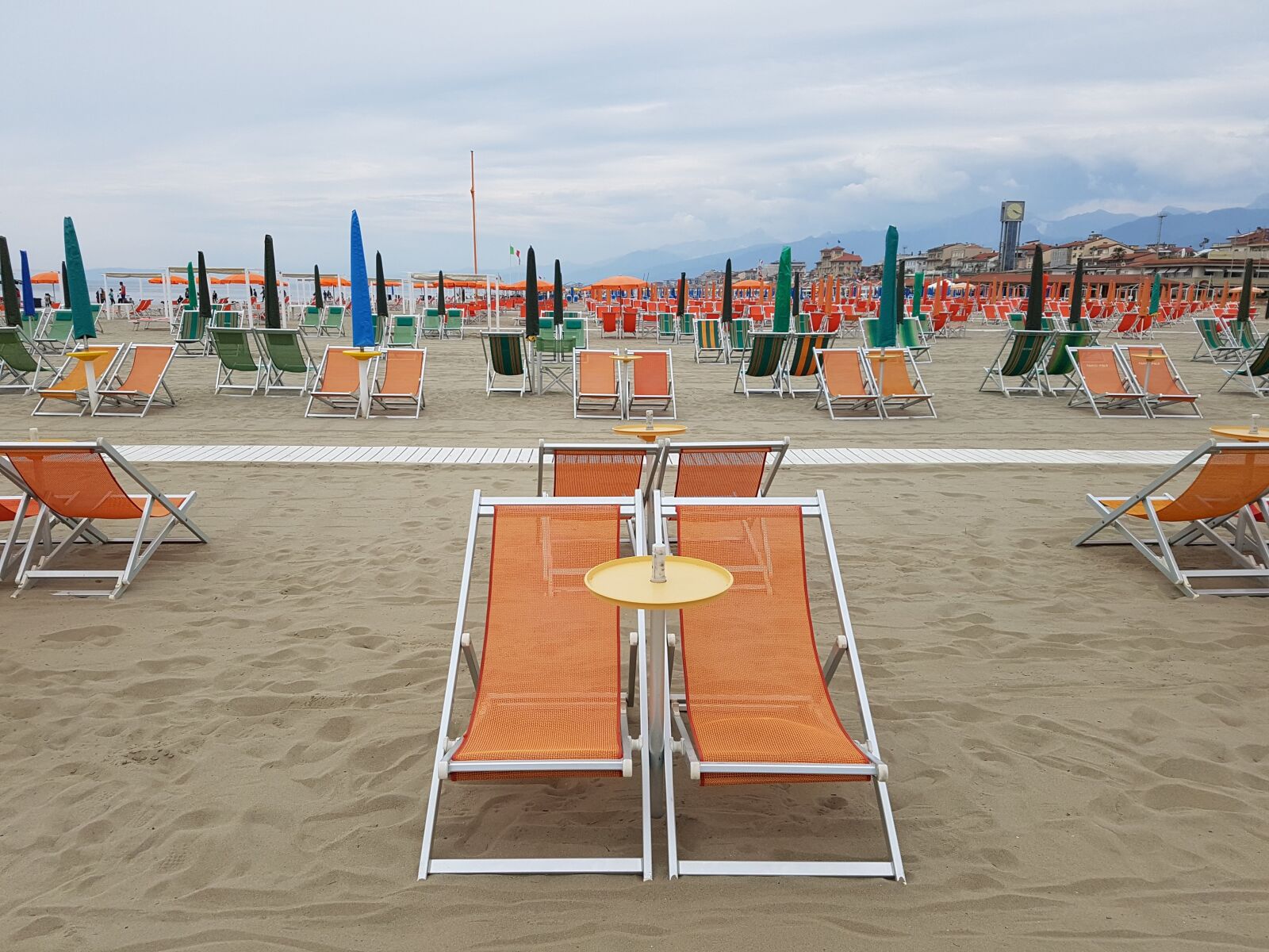 Samsung Galaxy S7 Edge sample photo. Sun loungers, orange, viareggio photography