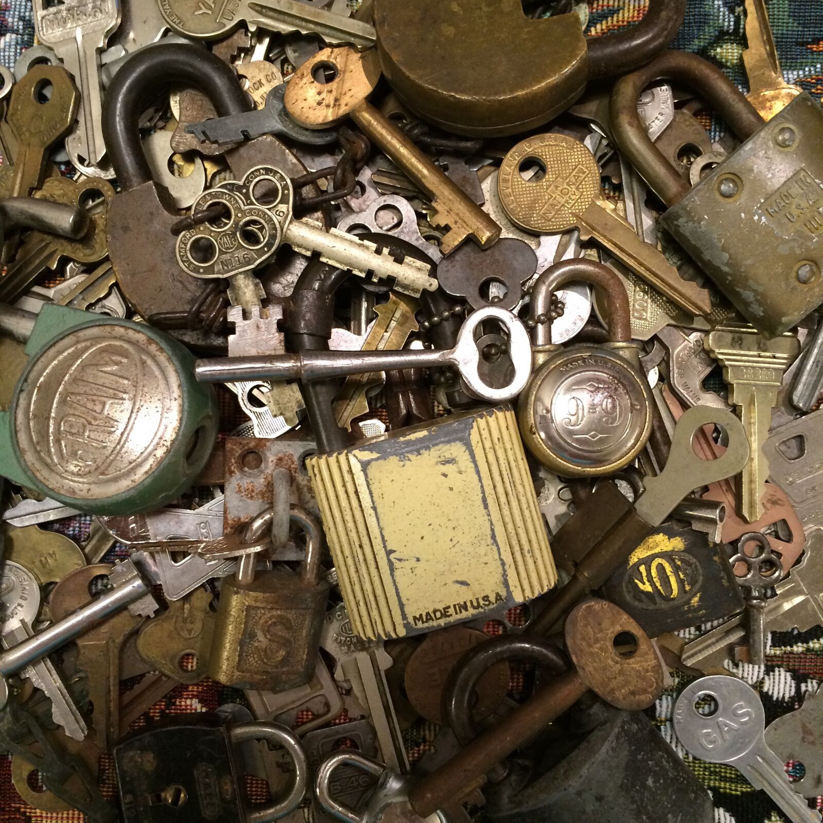Apple iPhone 5s sample photo. Keys, locks, metal photography