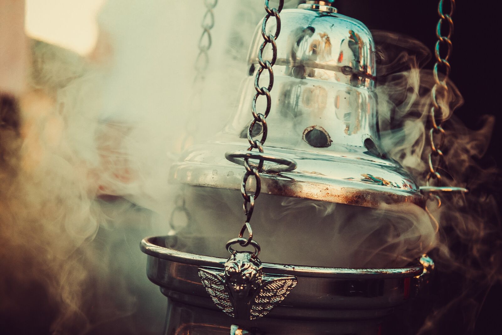 Canon EOS 1300D (EOS Rebel T6 / EOS Kiss X80) sample photo. Dramatic, smoke, light photography