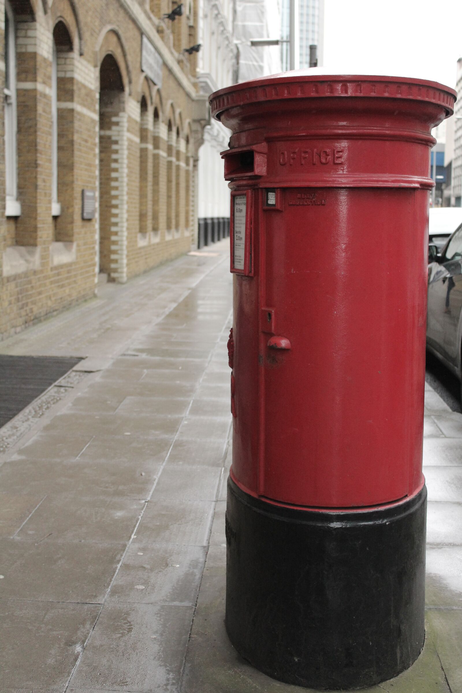 Canon EOS 1300D (EOS Rebel T6 / EOS Kiss X80) sample photo. Red, post box, english photography